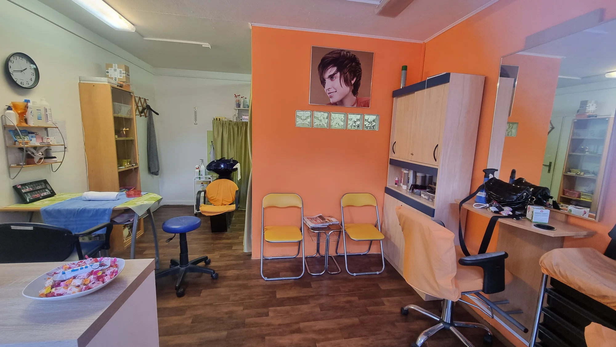 Zkrášlující péče pro nohy i ruce: Manikúra vč. P-Shine i pedikúra s lakováním