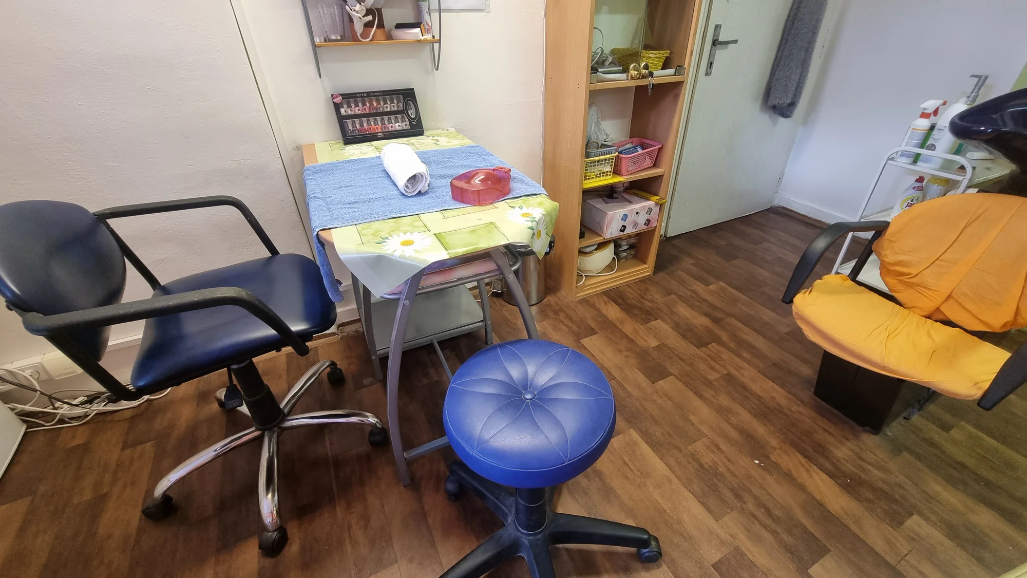 Zkrášlující péče pro nohy i ruce: Manikúra vč. P-Shine i pedikúra s lakováním