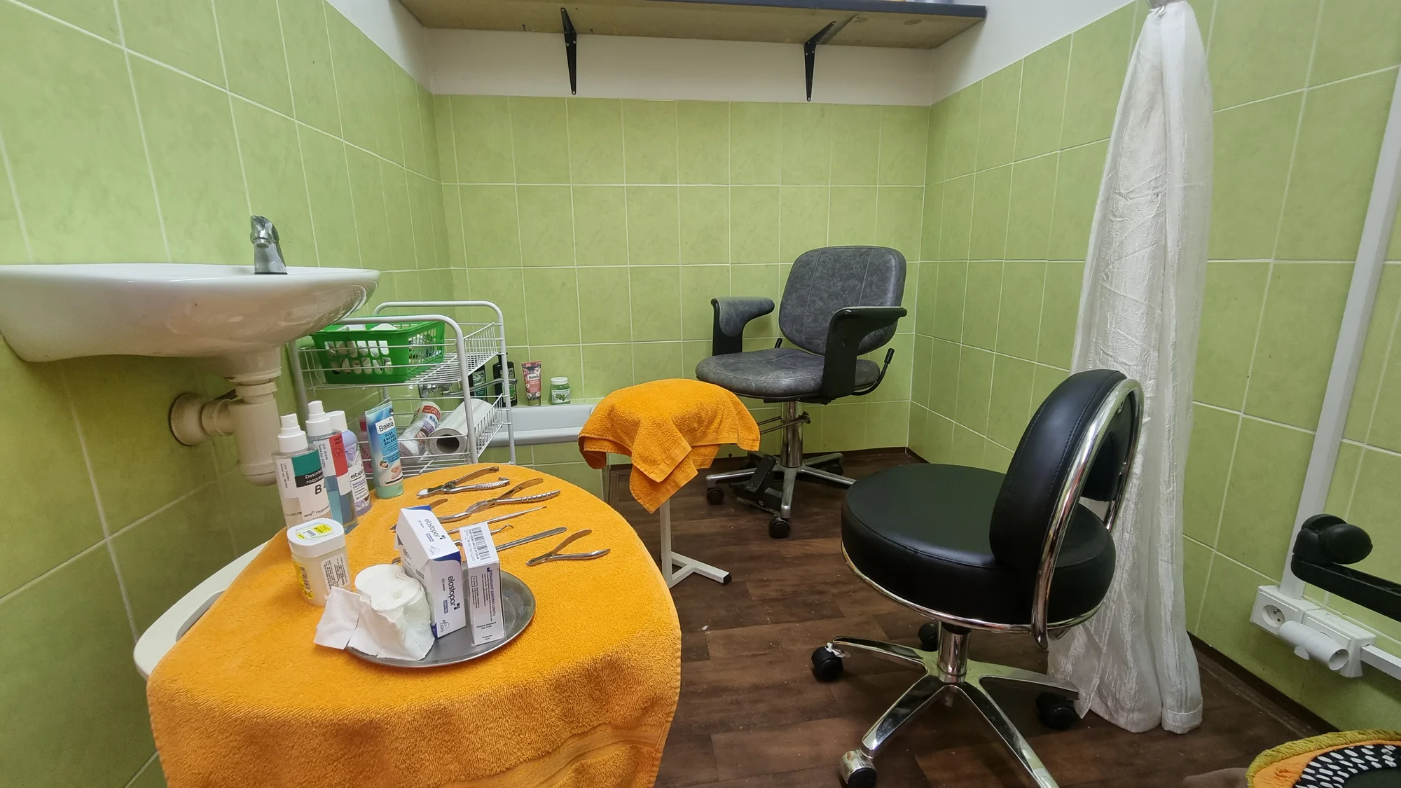 Zkrášlující péče pro nohy i ruce: Manikúra vč. P-Shine i pedikúra s lakováním