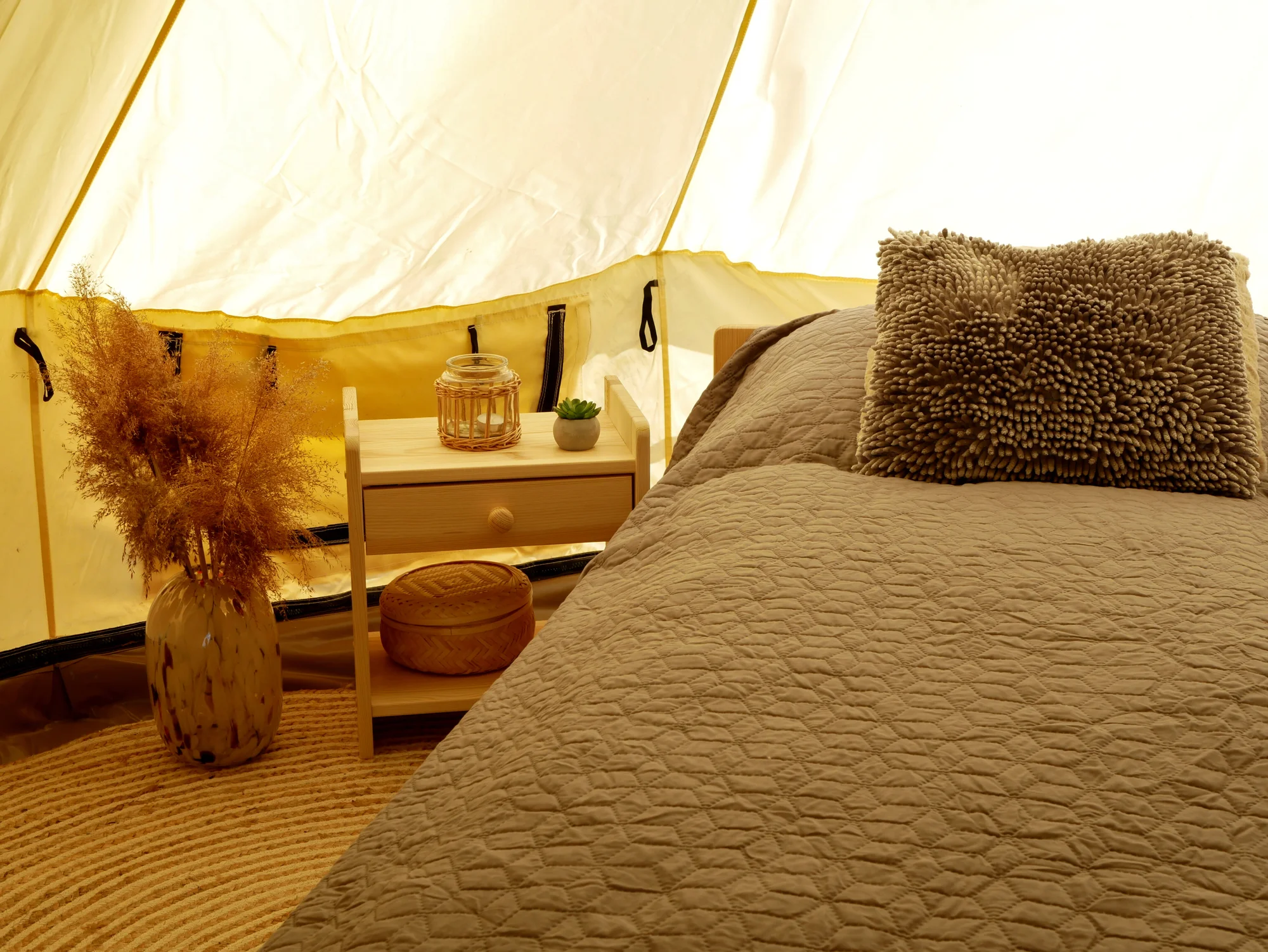 Glamping na Slovácku: ubytování až pro 4 os. ve stanu na kopečku u vinohradu, balíček s moravským vínem