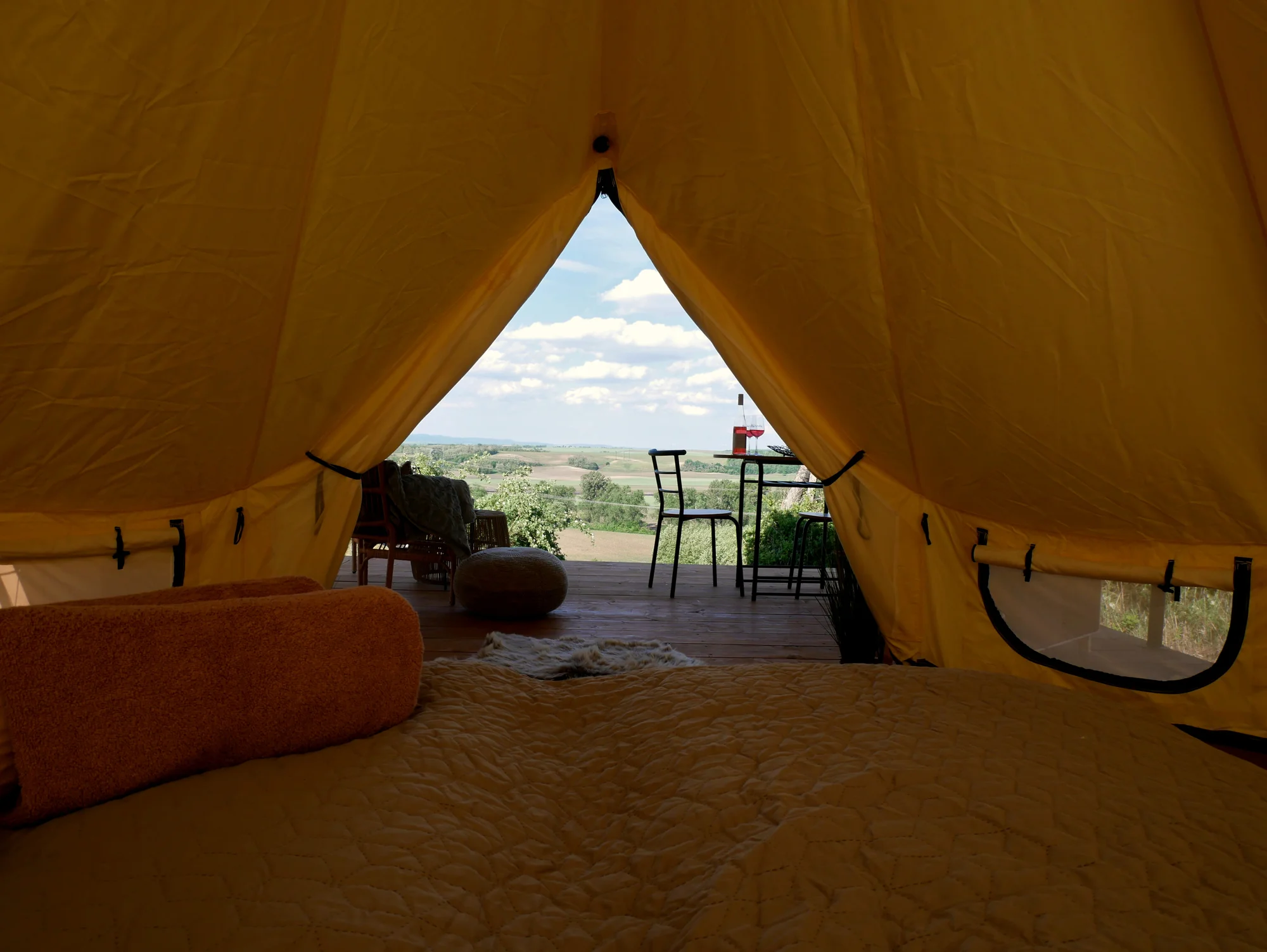 Glamping na Slovácku: ubytování až pro 4 os. ve stanu na kopečku u vinohradu, balíček s moravským vínem