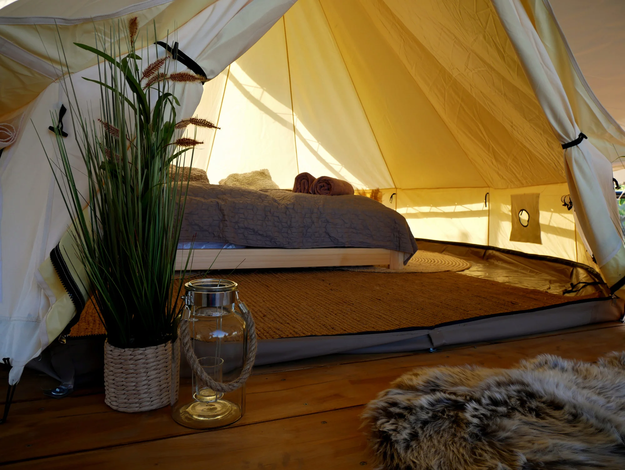 Glamping na Slovácku: ubytování až pro 4 os. ve stanu na kopečku u vinohradu, balíček s moravským vínem