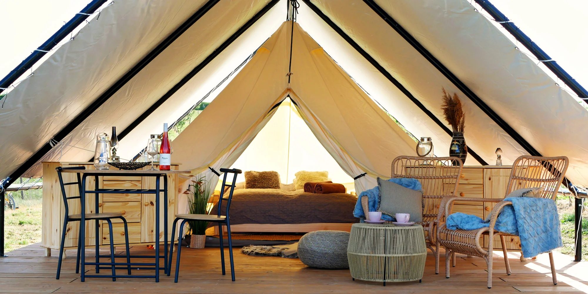 Glamping na Slovácku: ubytování až pro 4 os. ve stanu na kopečku u vinohradu, balíček s moravským vínem