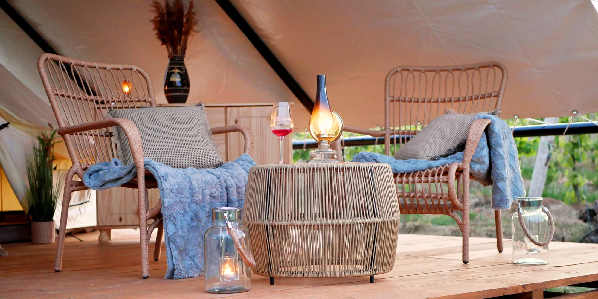 Glamping na Slovácku: ubytování až pro 4 os. ve stanu na kopečku u vinohradu, balíček s moravským vínem