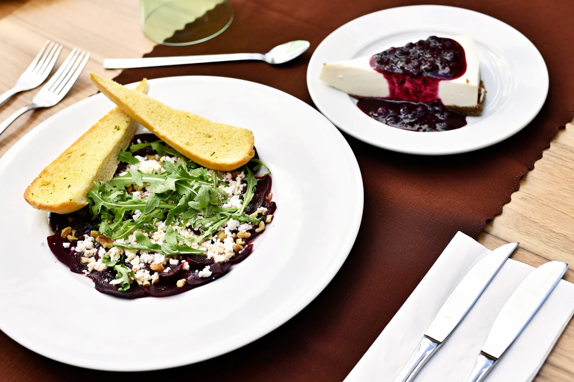 3chodové menu s výhledem na Karlův most: kotleta, losos, kachní stehno či lasagne