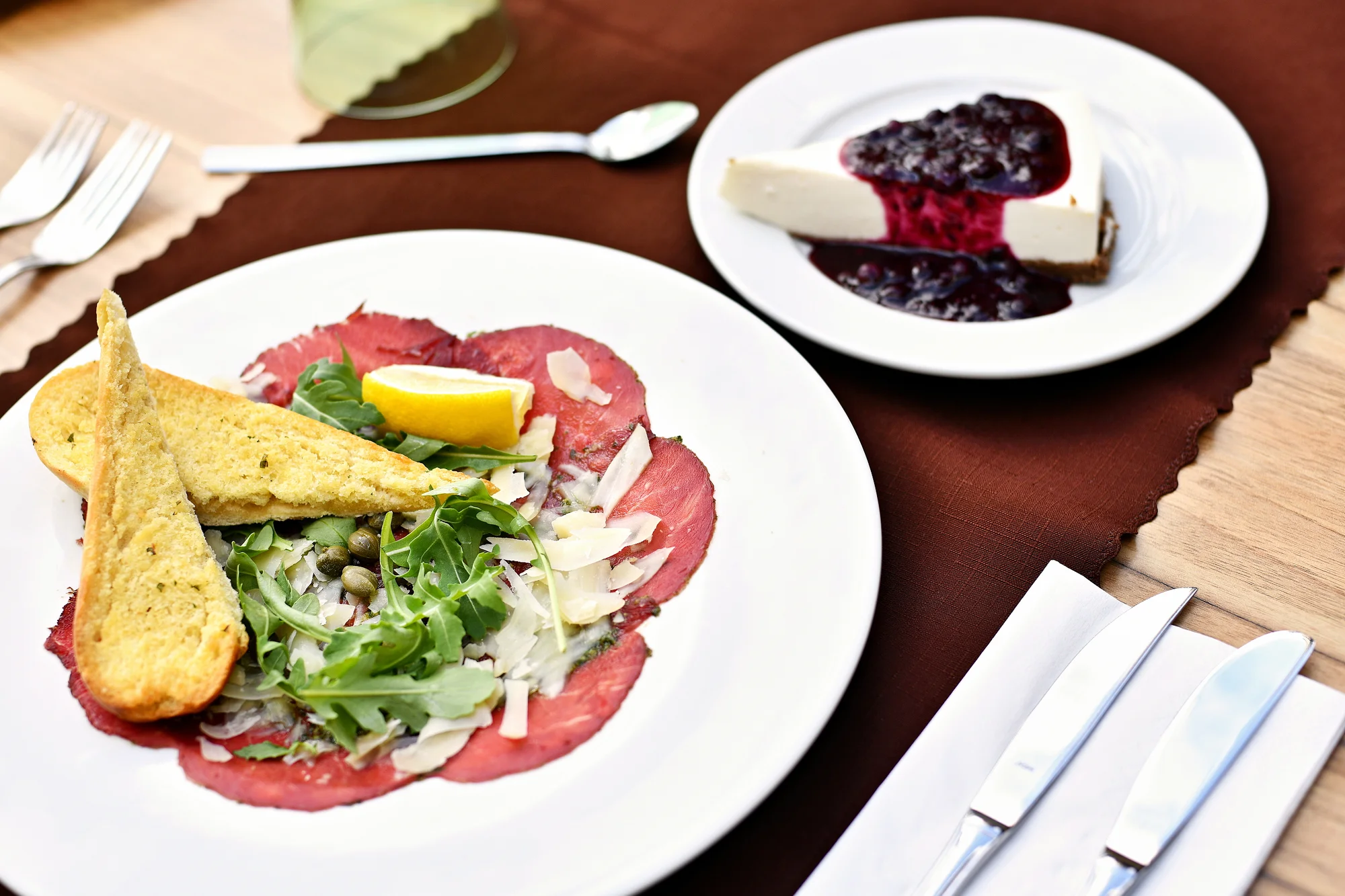 Otevřený voucher na 700–2 500 Kč na cokoliv v restauraci s výhledem na Karlův most