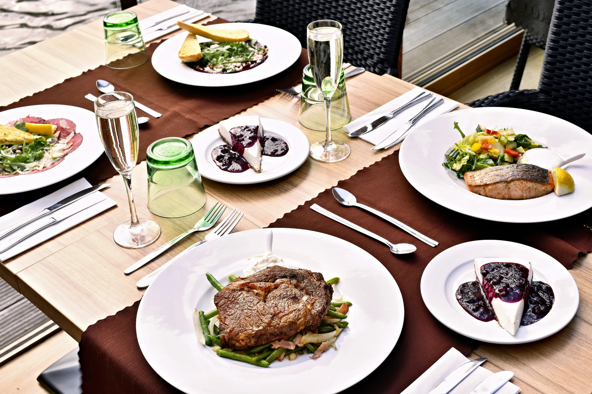 Speciální steakové 3chodové menu s výhledem na Karlův most pro 1 i 2 osoby