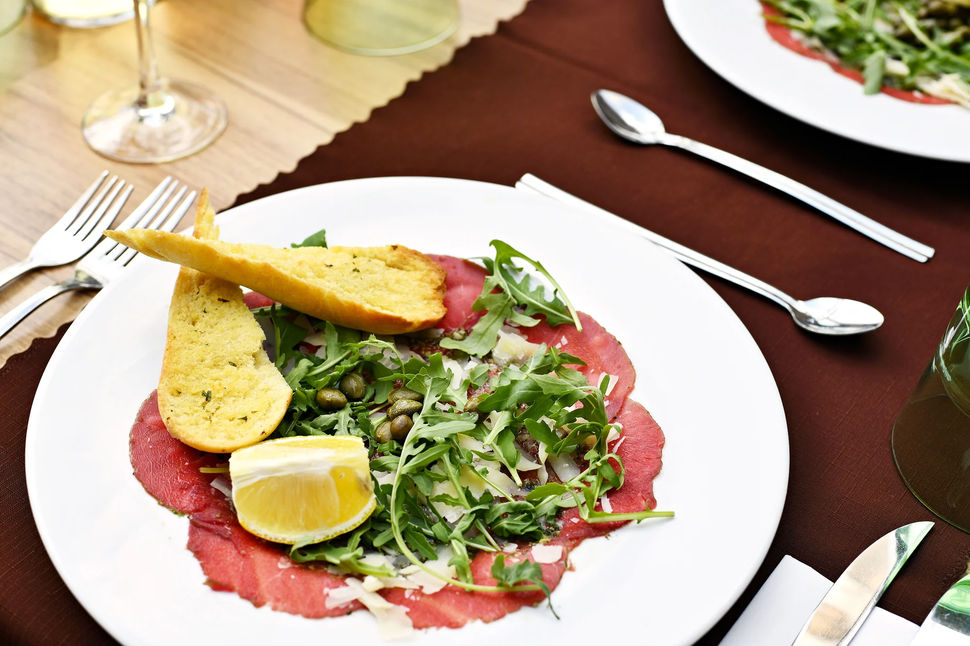 Otevřený voucher na 700–2 500 Kč na cokoliv v restauraci s výhledem na Karlův most