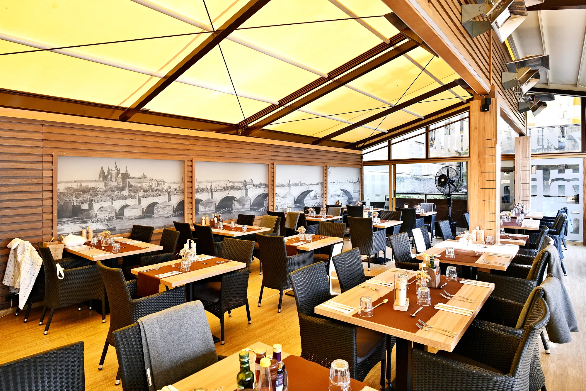 Otevřený voucher na 700–2 500 Kč na cokoliv v restauraci s výhledem na Karlův most