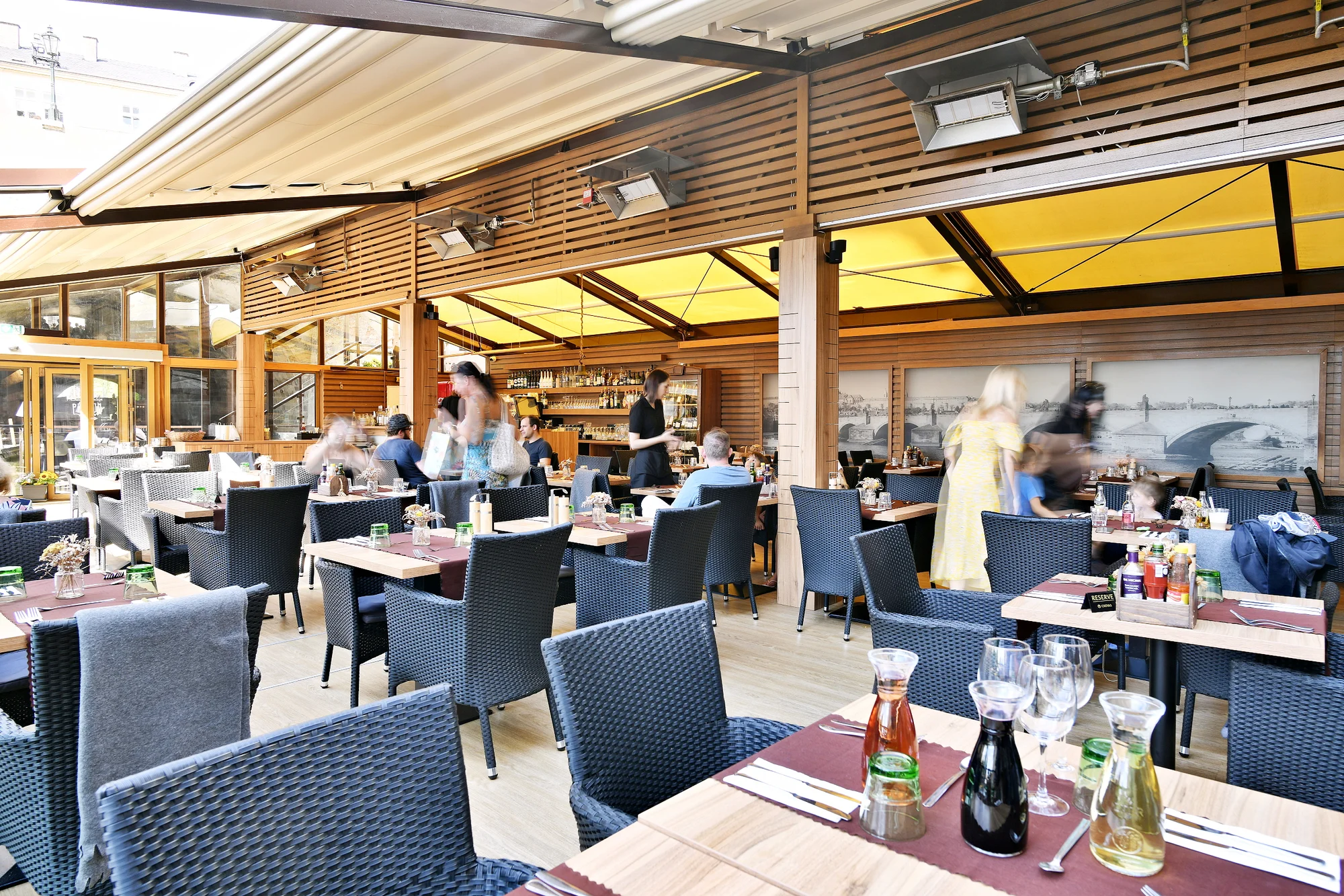 Menu s výhledem na Karlův most: pečená žebra nebo křídla, hranolky i pivo