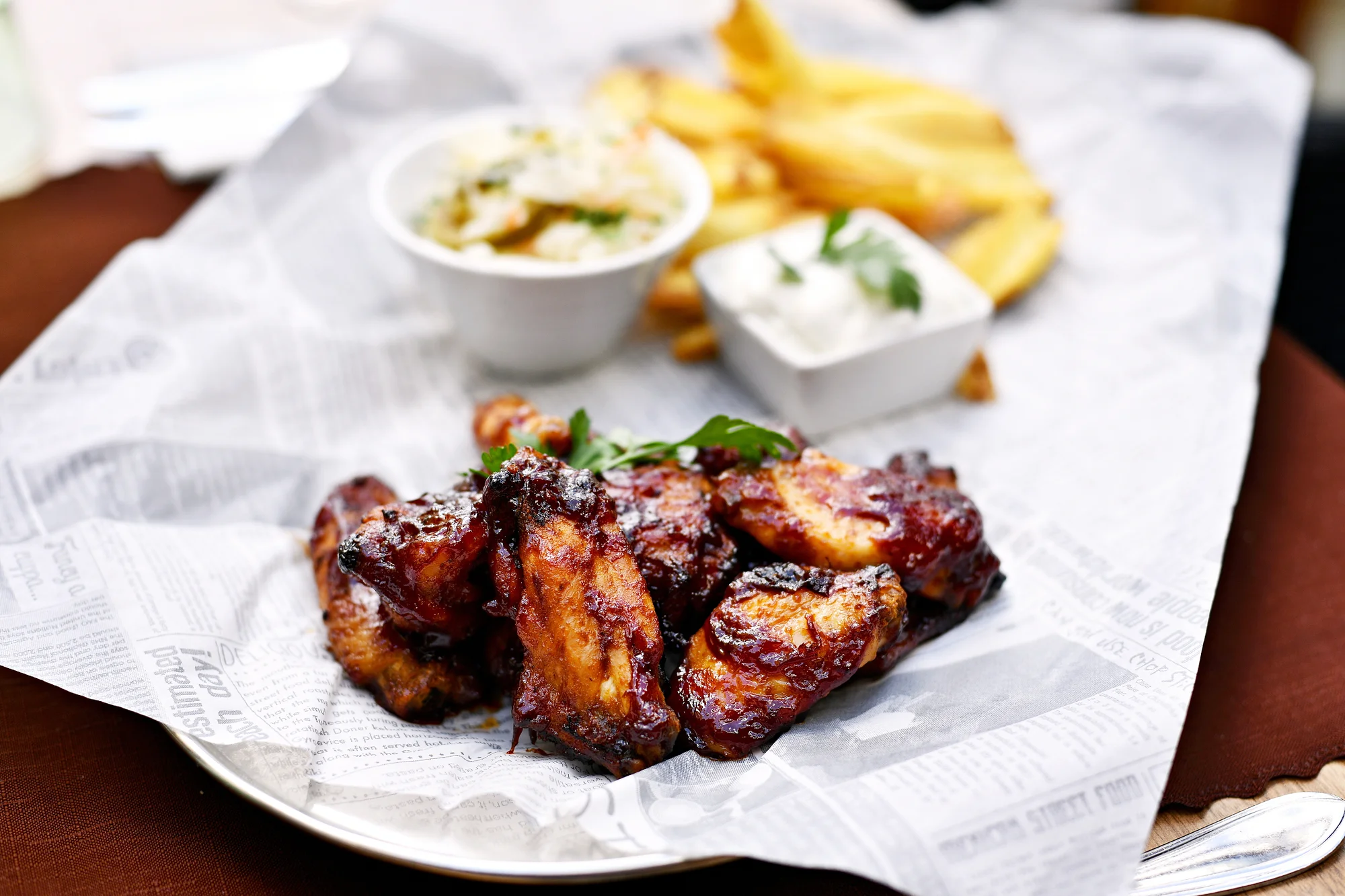 Menu s výhledem na Karlův most: pečená žebra nebo křídla, hranolky i pivo