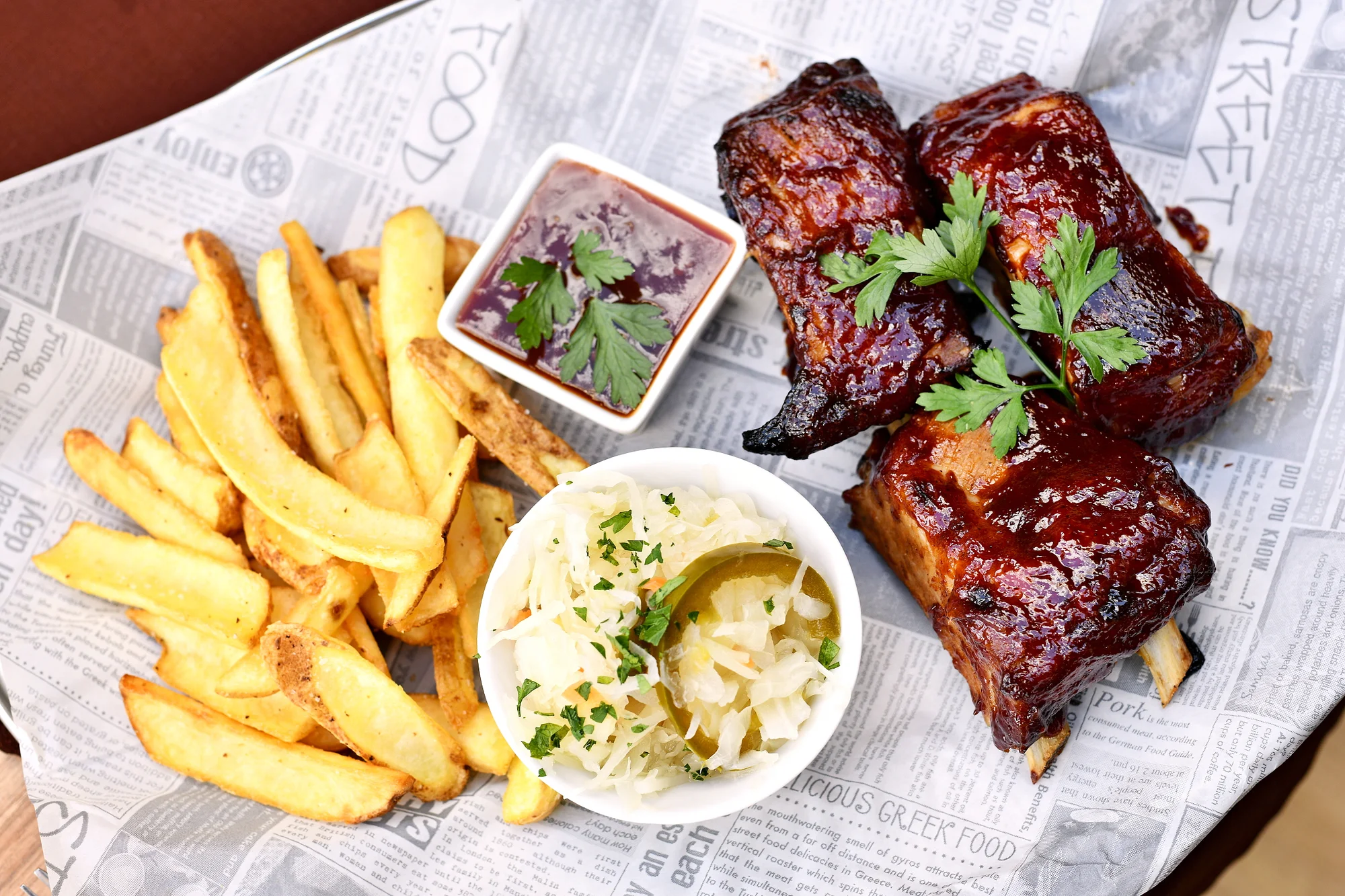 Menu s výhledem na Karlův most: pečená žebra nebo křídla, hranolky i pivo