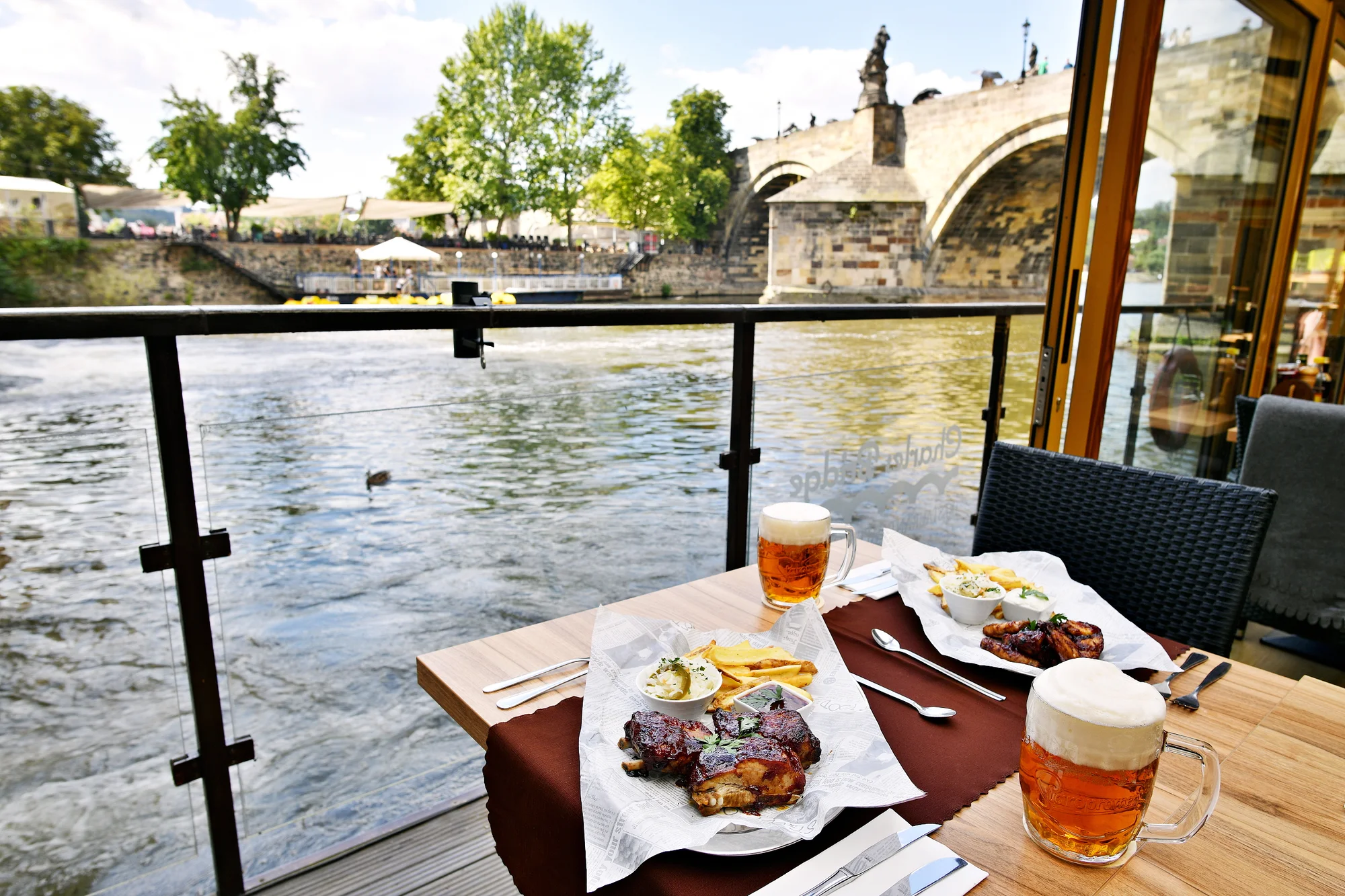 Menu s výhledem na Karlův most: pečená žebra nebo křídla, hranolky i pivo