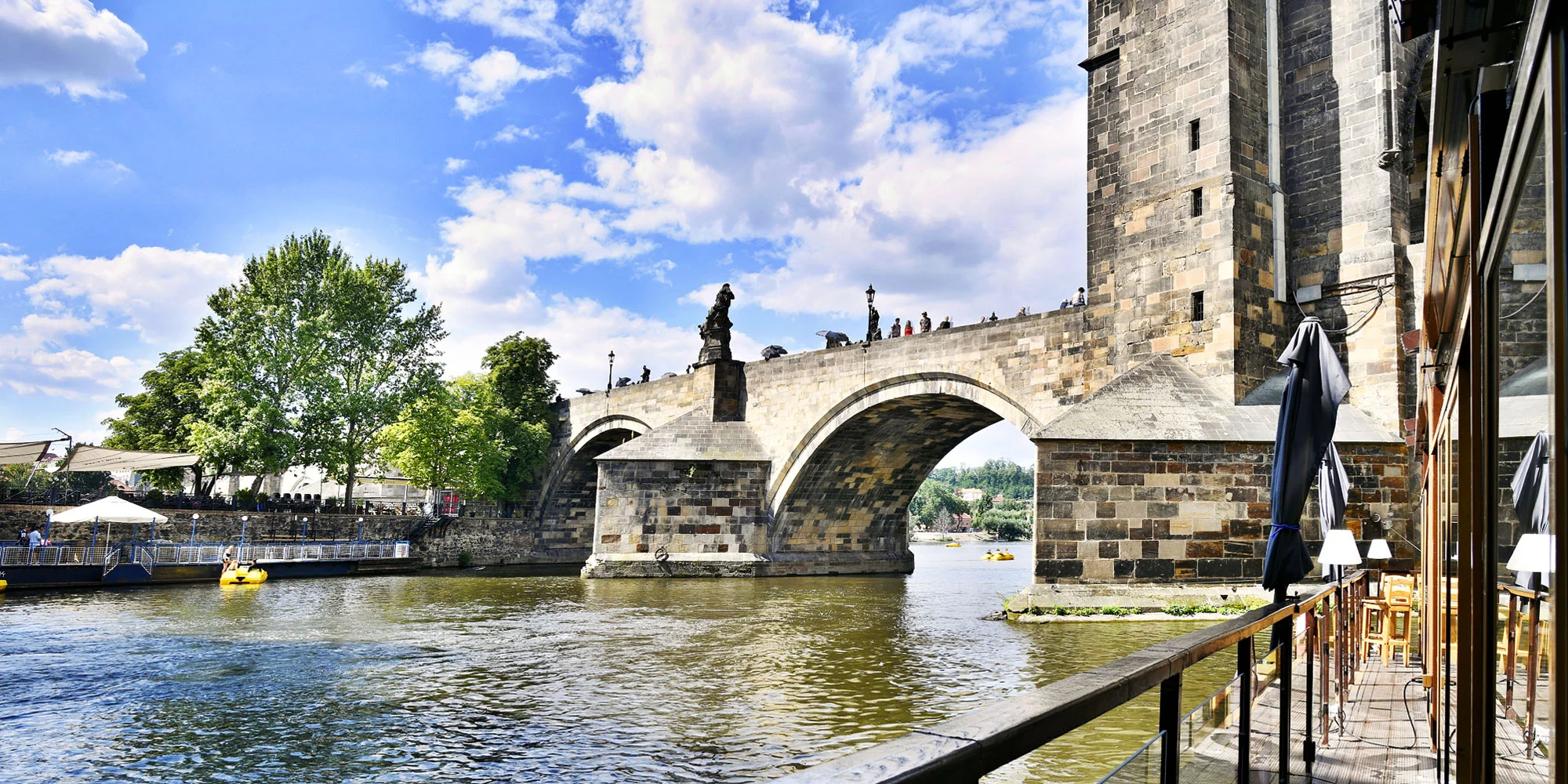Otevřený voucher na 700–2 500 Kč na cokoliv v restauraci s výhledem na Karlův most