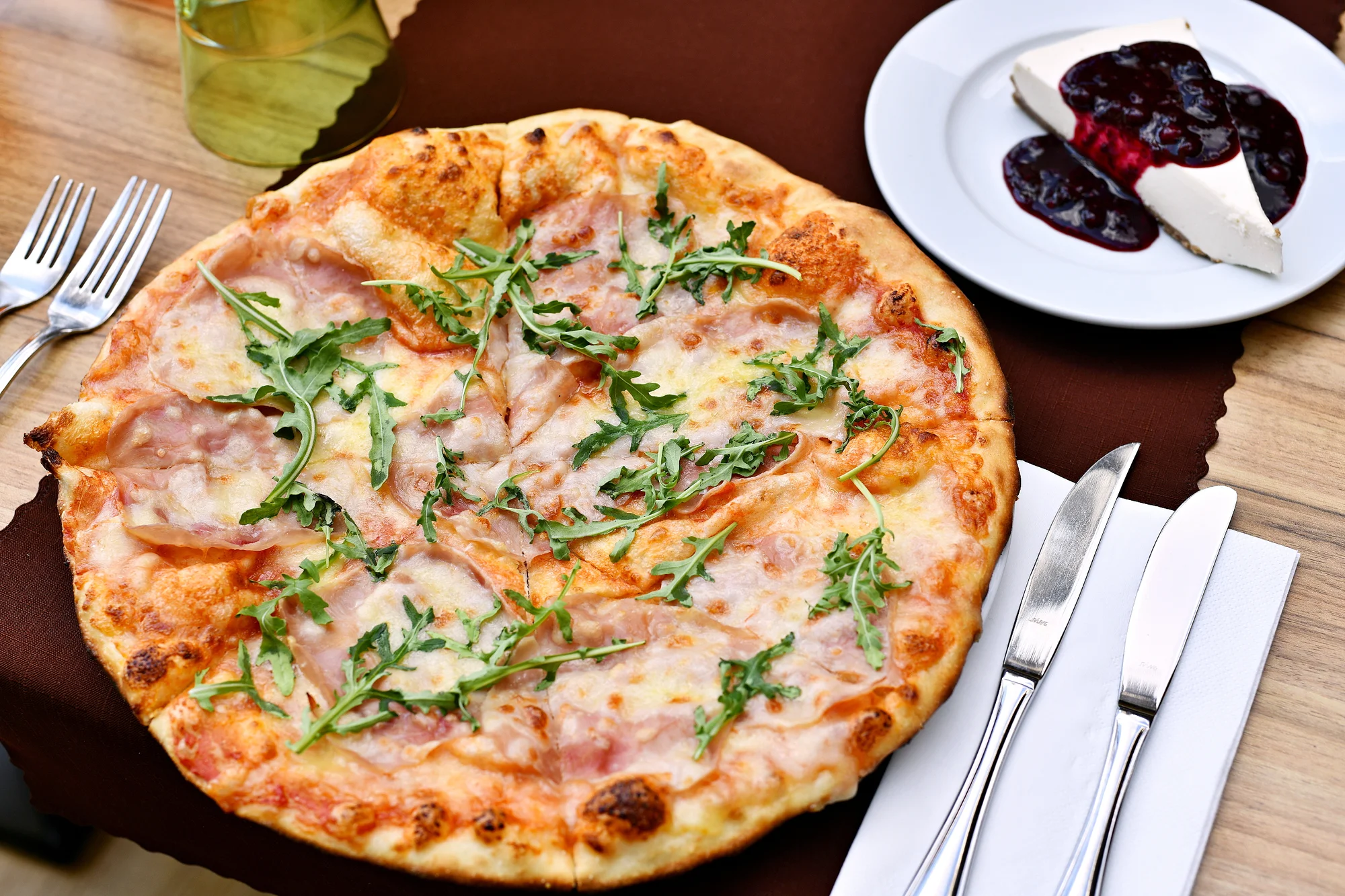 Otevřený voucher na 700–2 500 Kč na cokoliv v restauraci s výhledem na Karlův most