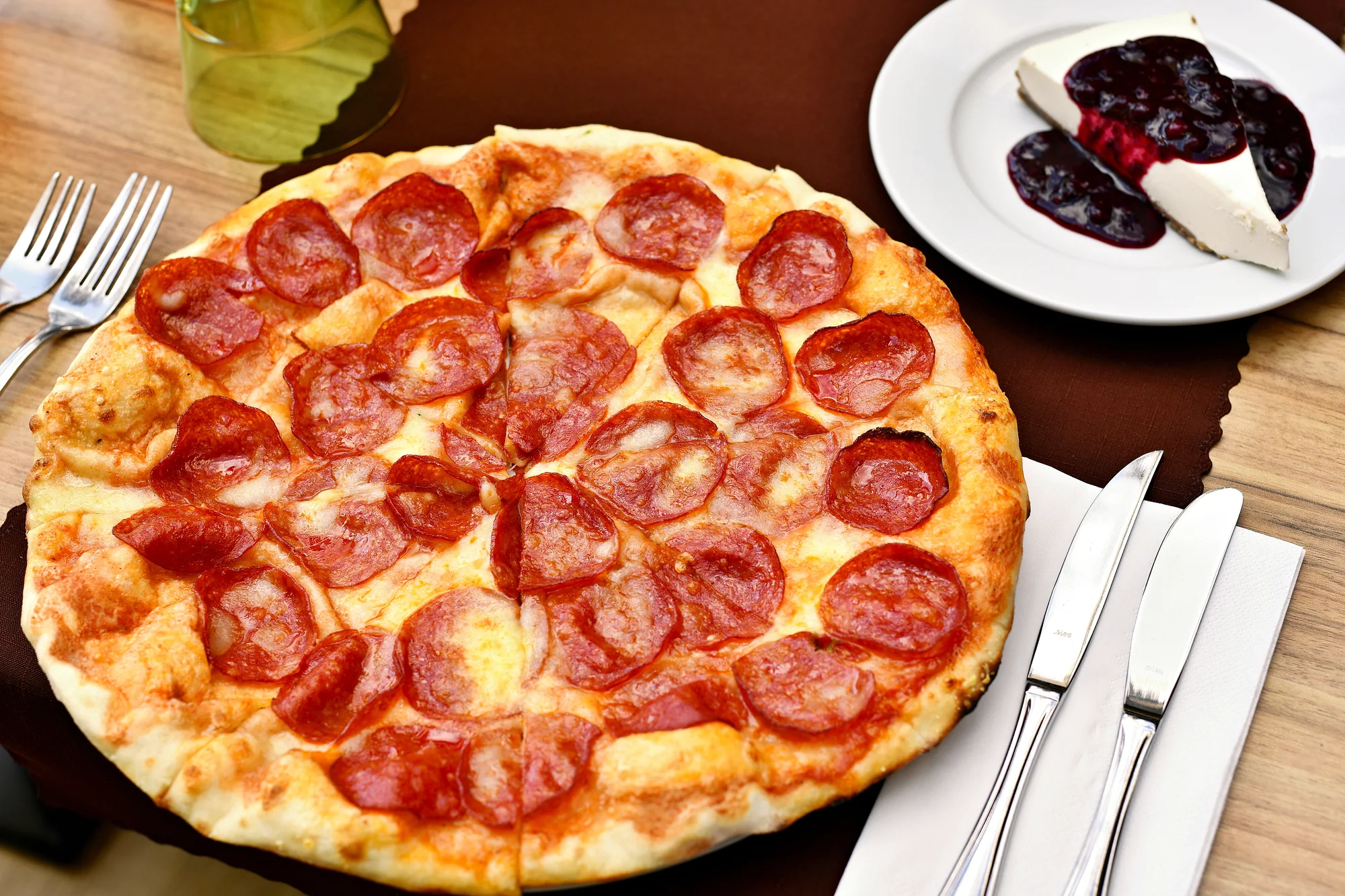 Otevřený voucher na 700–2 500 Kč na cokoliv v restauraci s výhledem na Karlův most