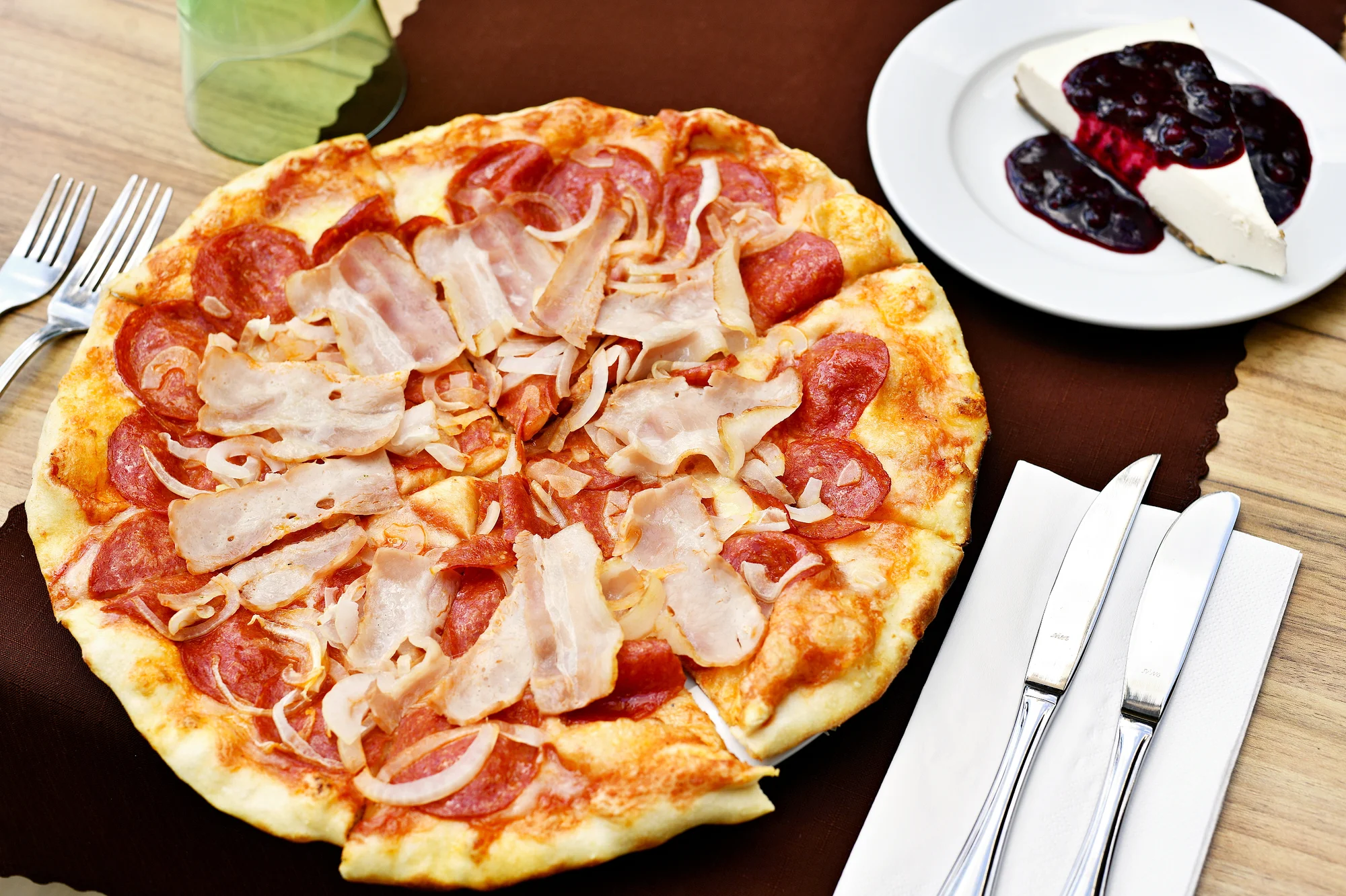 Otevřený voucher na 700–2 500 Kč na cokoliv v restauraci s výhledem na Karlův most