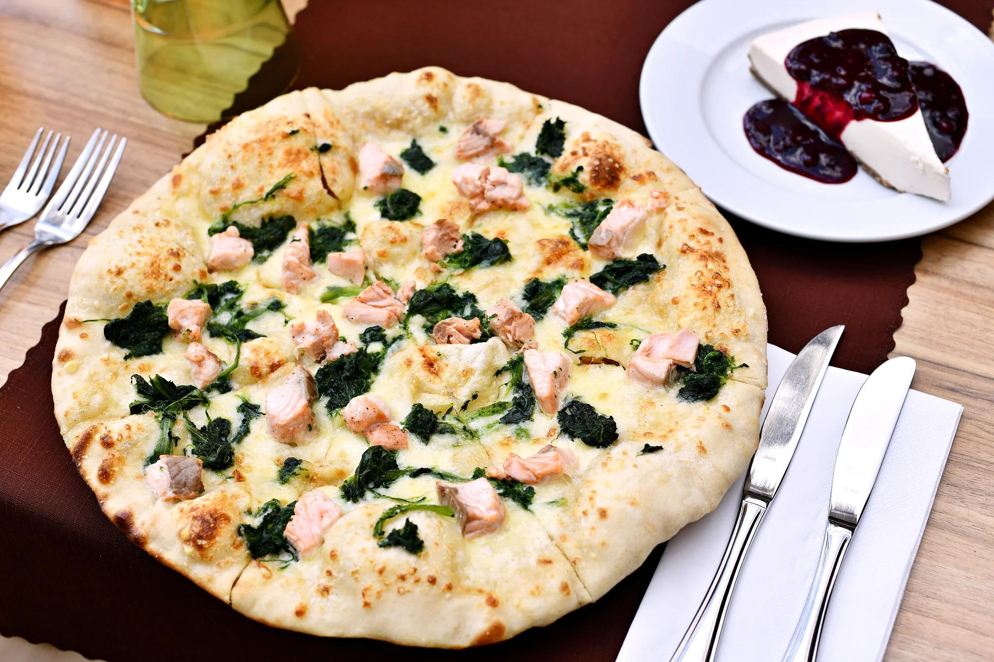 Otevřený voucher na 700–2 500 Kč na cokoliv v restauraci s výhledem na Karlův most