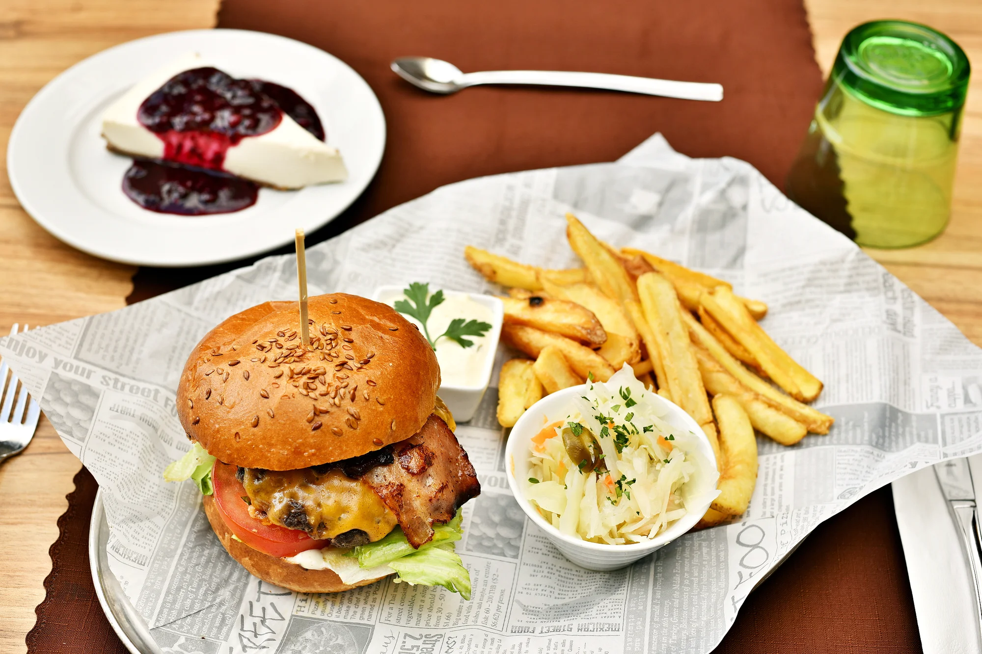 Posezení u Karlova mostu: burger podle výběru, hranolky, salát a cheesecake