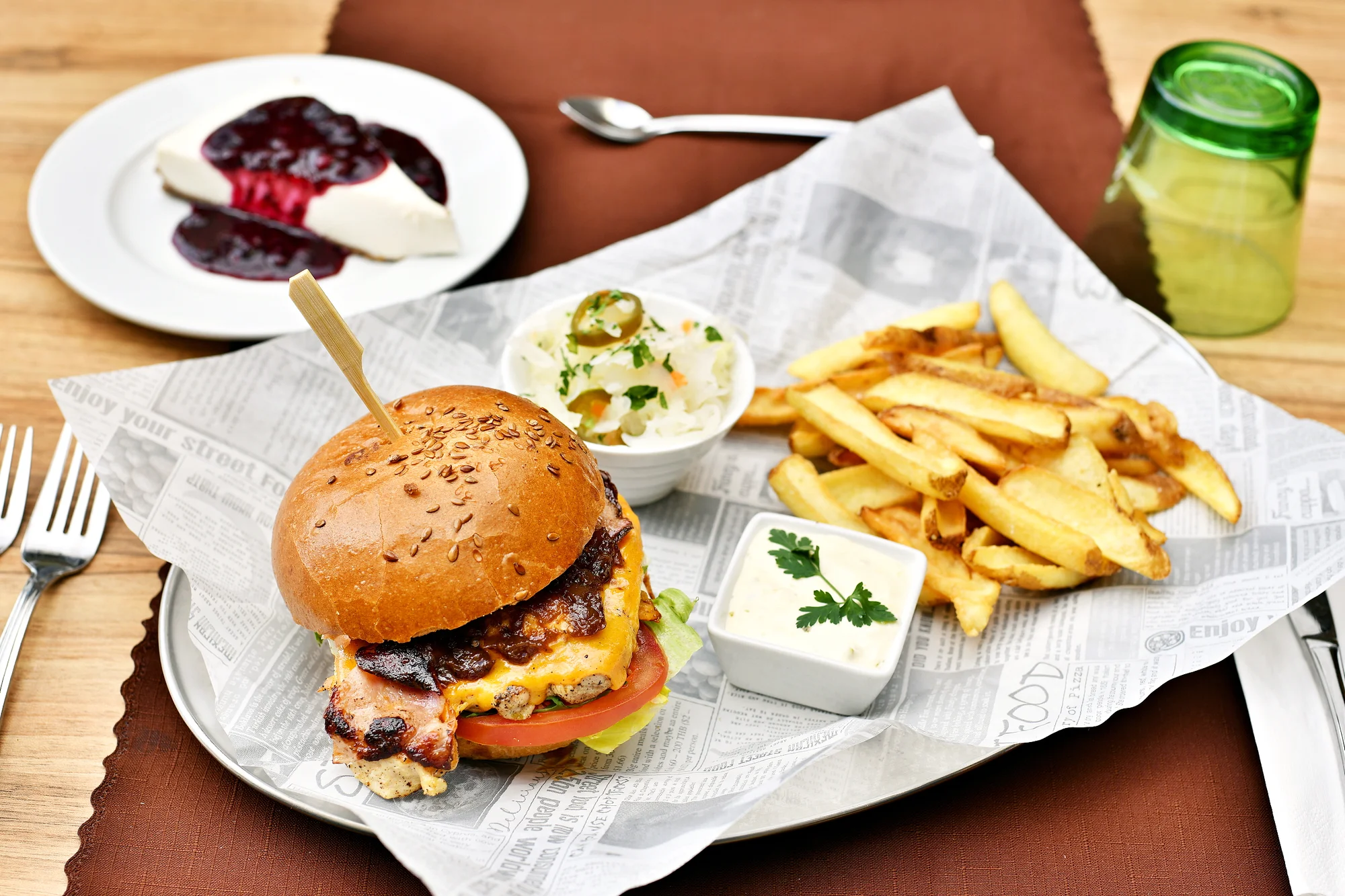 Posezení u Karlova mostu: burger podle výběru, hranolky, salát a cheesecake