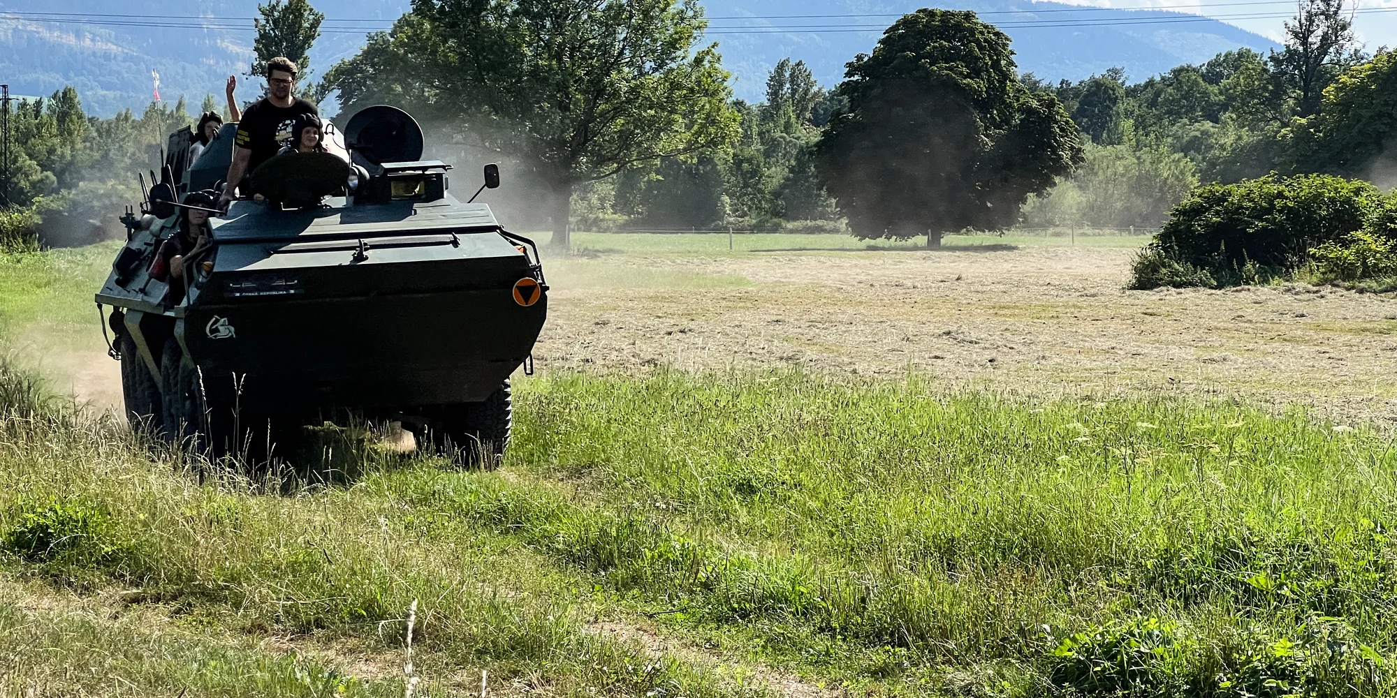 Jízda v obrněném transportéru OT-64 i prohlídka vojenské techniky