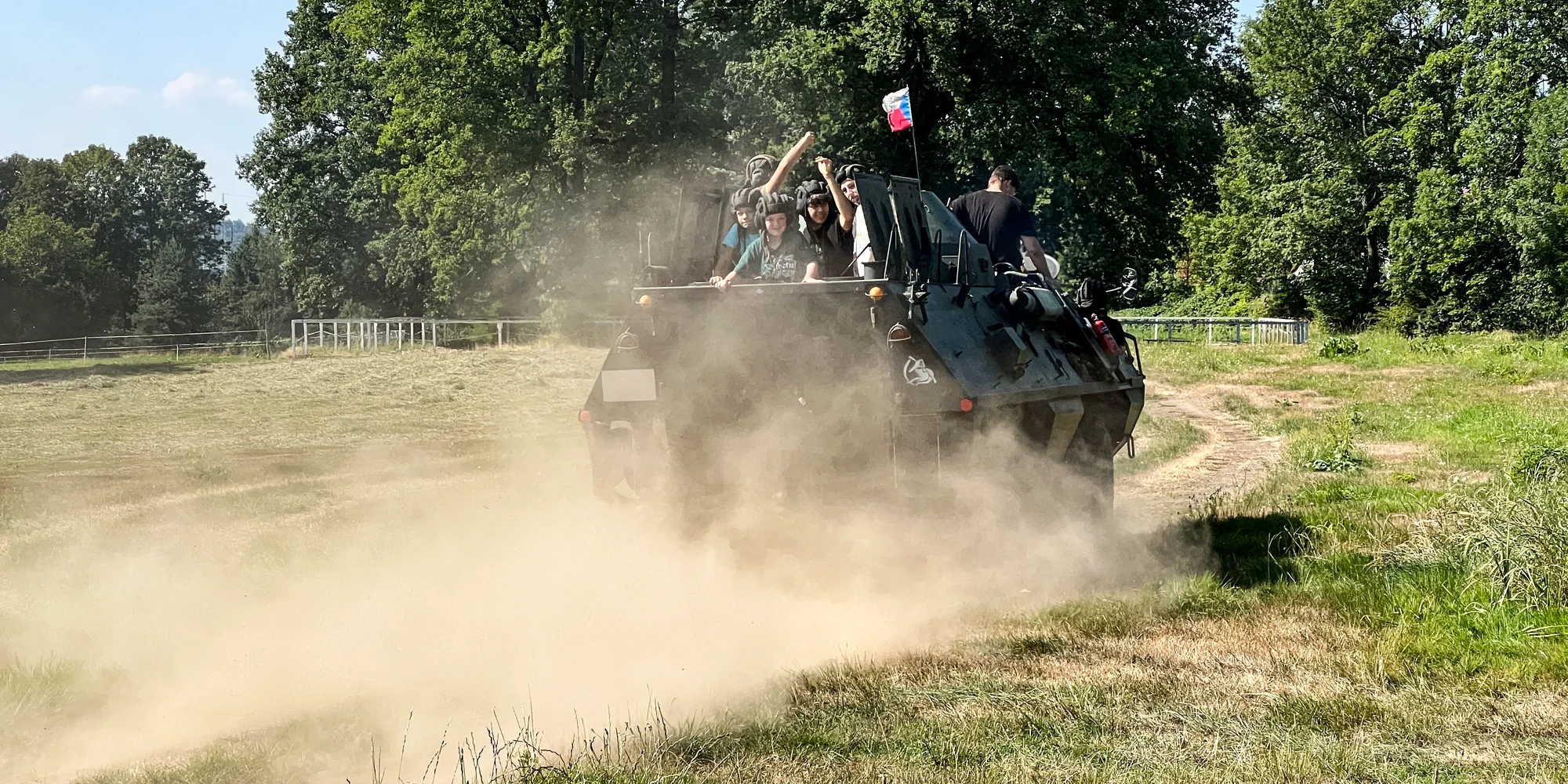 Jízda v obrněném transportéru OT-64 i prohlídka vojenské techniky