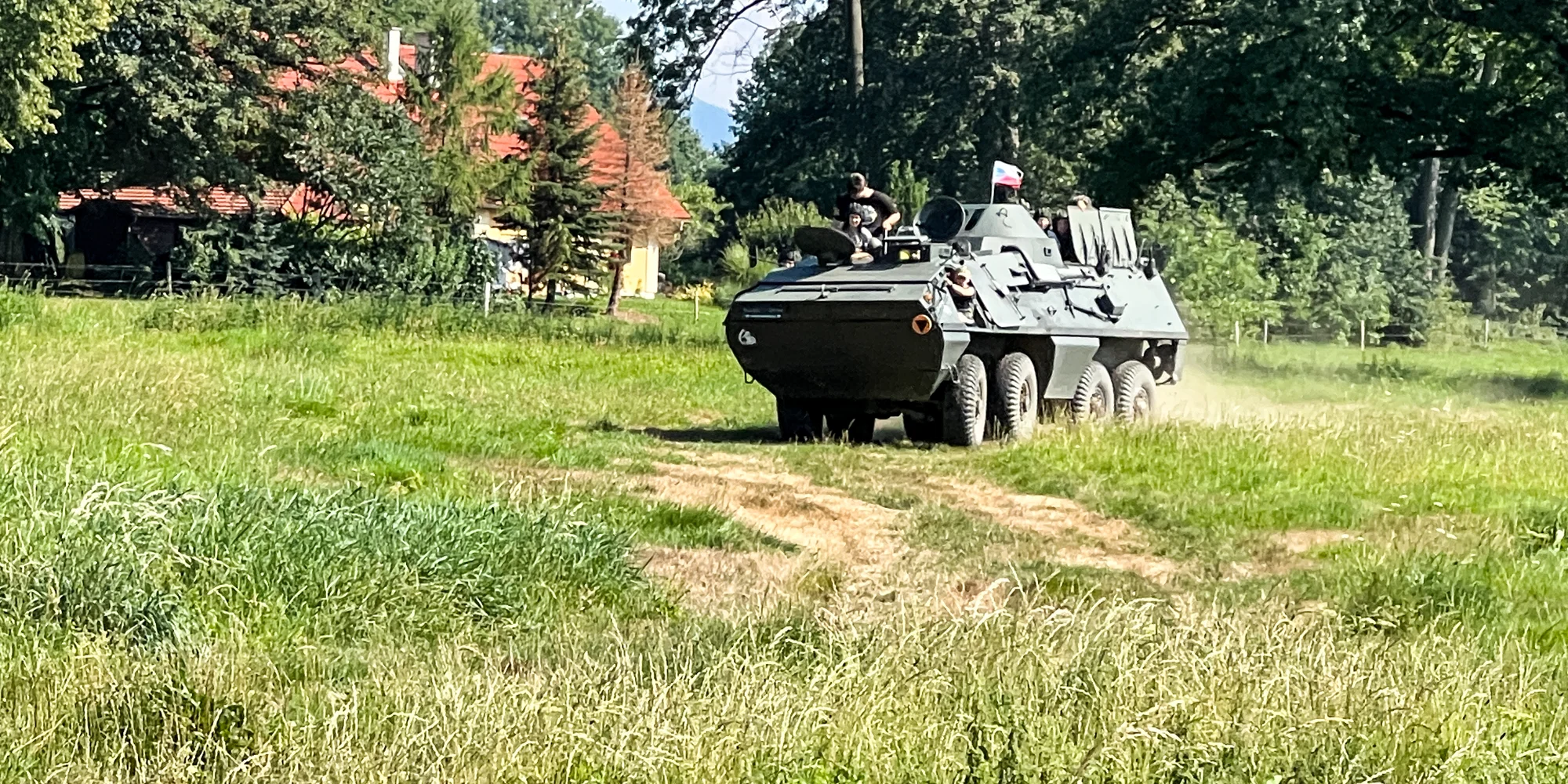 Jízda v obrněném transportéru OT-64 i prohlídka vojenské techniky