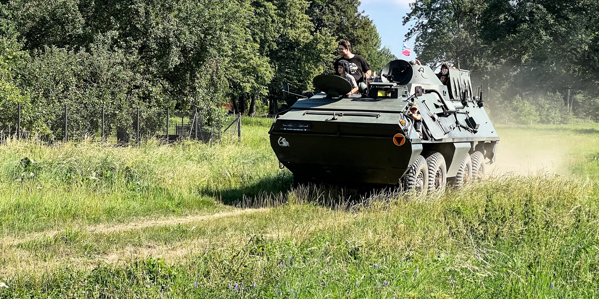 Jízda v obrněném transportéru OT-64 i prohlídka vojenské techniky