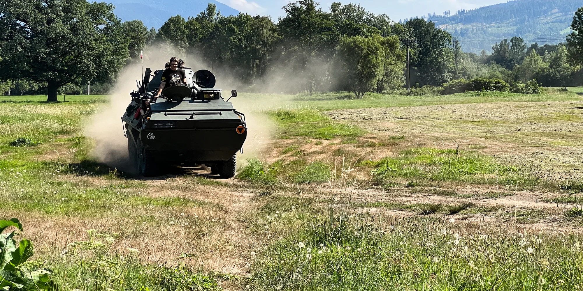 Jízda v obrněném transportéru OT-64 i prohlídka vojenské techniky