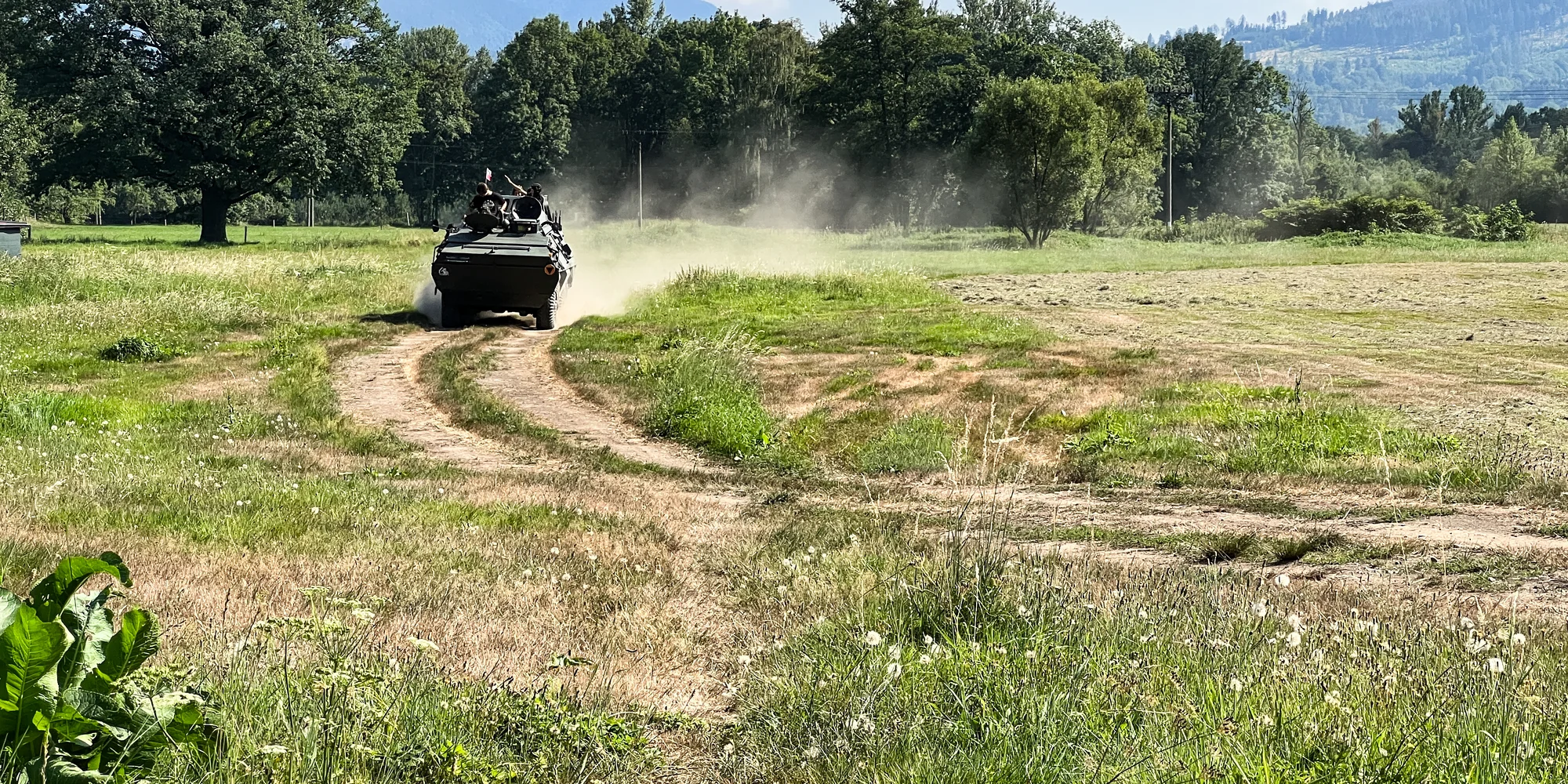 Jízda v obrněném transportéru OT-64 i prohlídka vojenské techniky
