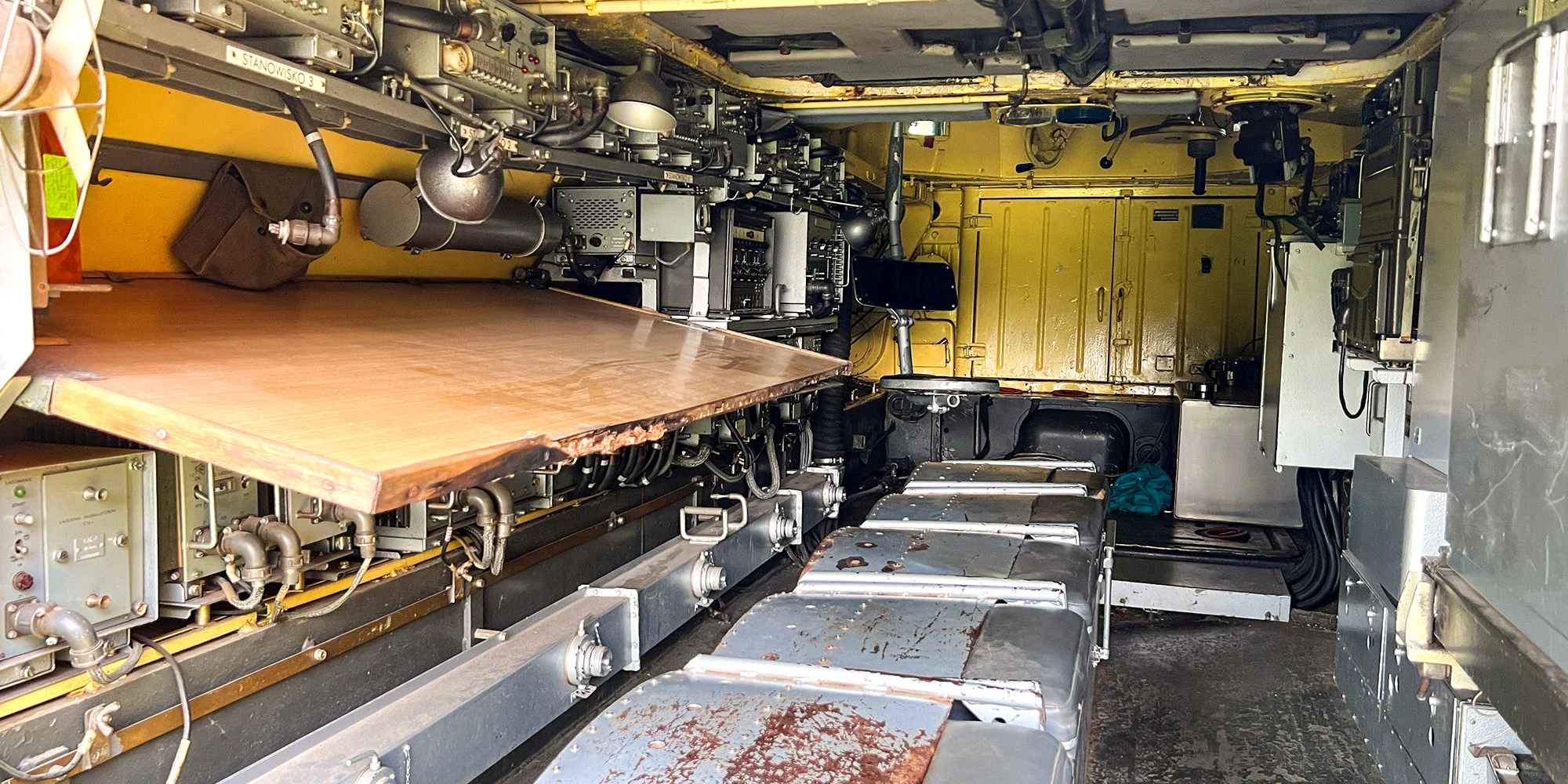 Jízda v obrněném transportéru OT-64 i prohlídka vojenské techniky