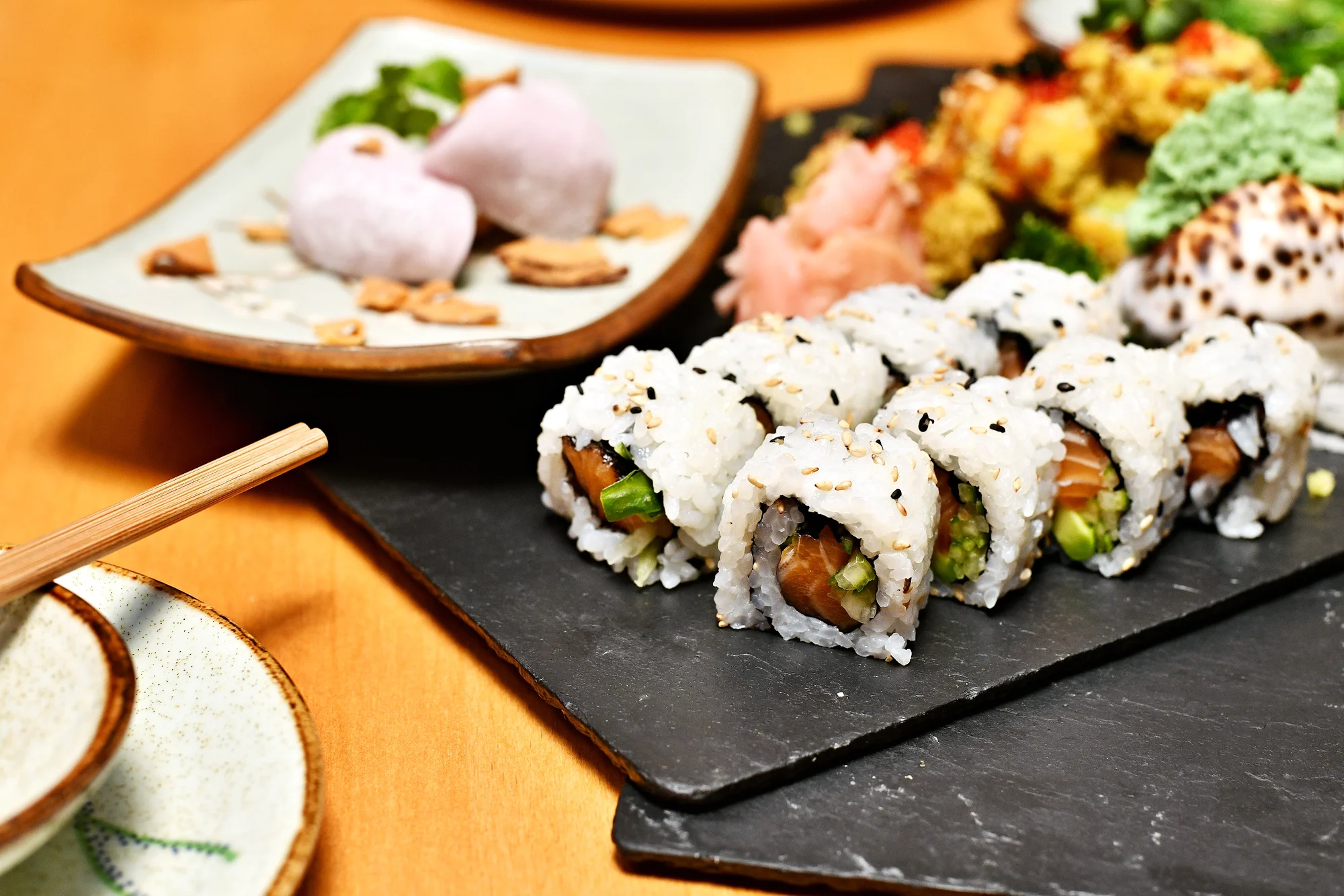Sushi sety s klasickými i speciálními rolkami: 22–44 maki, nigiri, sashimi i uramaki