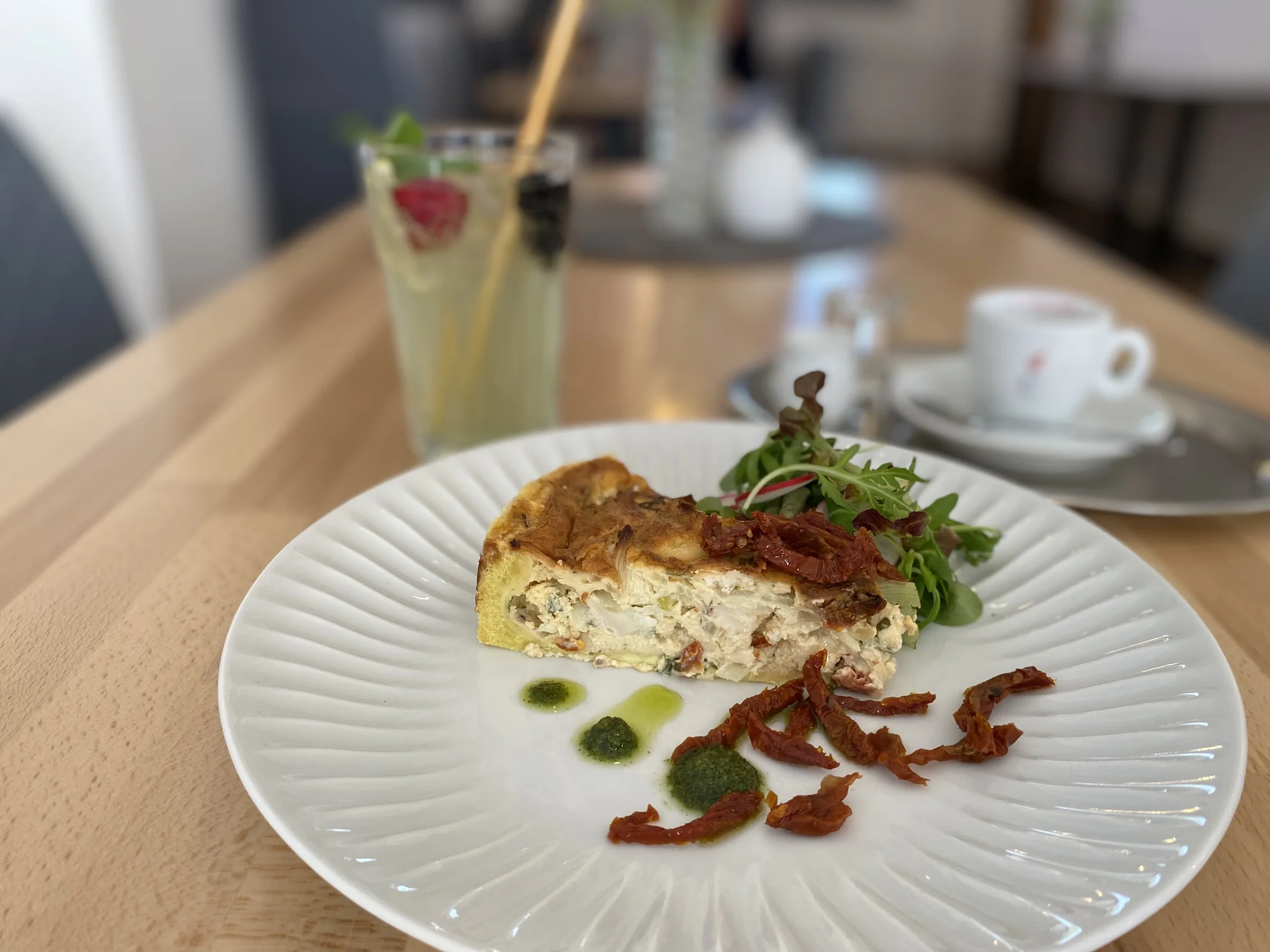 Domácí cheesecake nebo francouzský quiche, limonáda a káva dle výběru pro 1 i pro 2 osoby