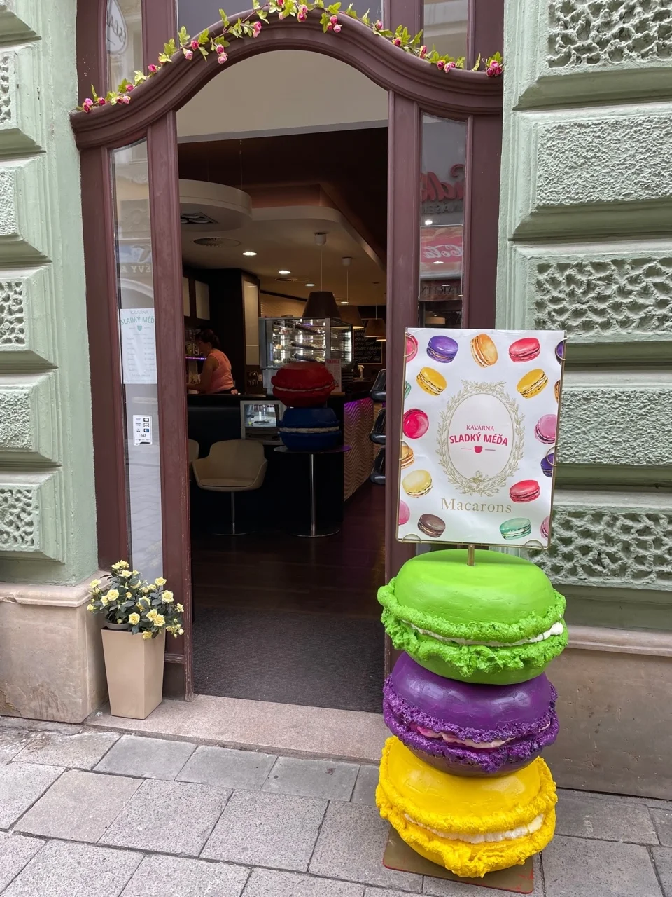 Velká zmrzlinová makronka a káva nebo limonáda pro 1 či 2 osoby