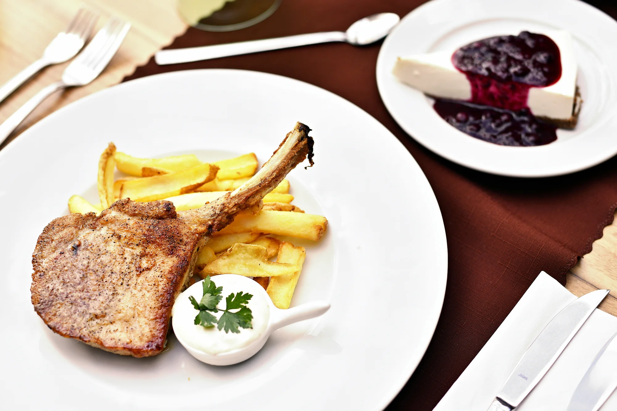 3chodové menu s výhledem na Karlův most: kotleta, losos, kachní stehno či lasagne