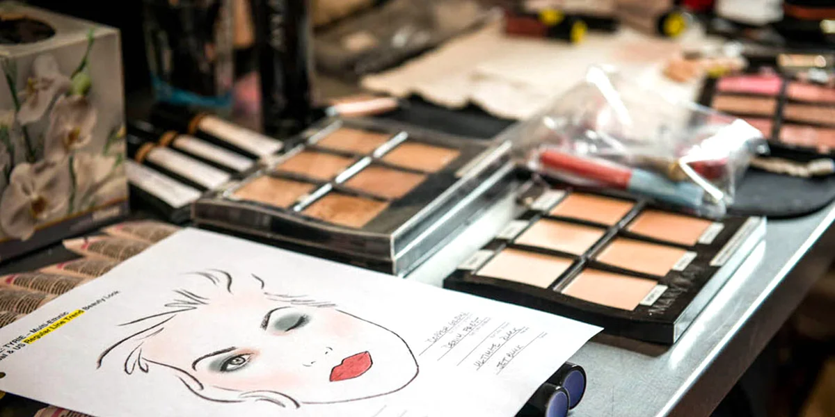 2hodinový kurz sebelíčení pro 1–4 osoby i make-up