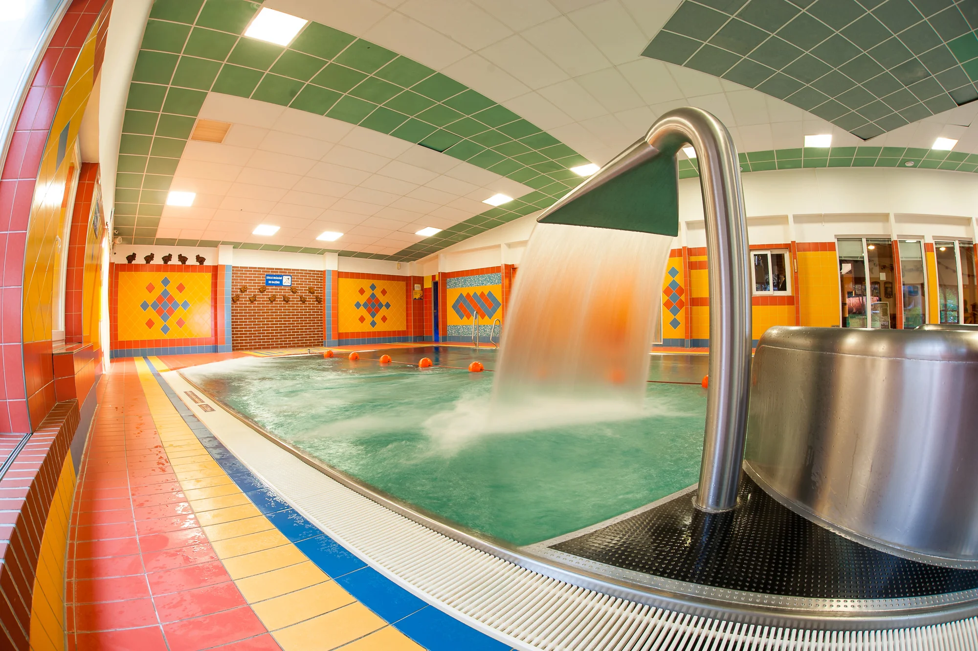 60 minut bowlingu, 2 hodiny v krytém bazéně a sleva na masáž pro 2, 4 nebo 8 osob
