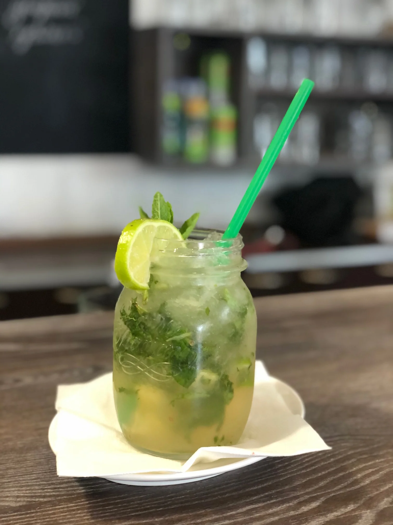 Velká zmrzlinová makronka a káva nebo limonáda pro 1 či 2 osoby