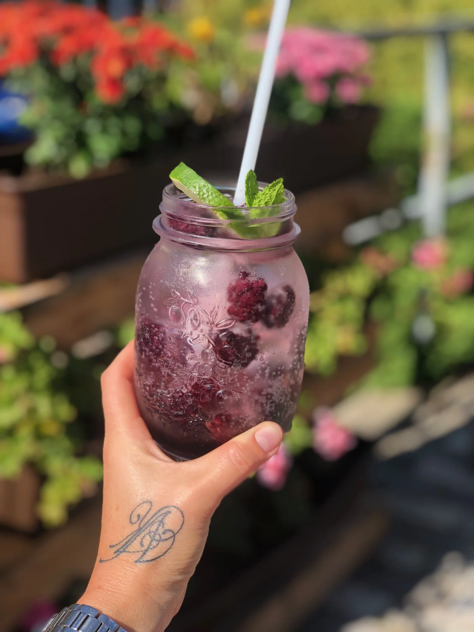 Velká zmrzlinová makronka a káva nebo limonáda pro 1 či 2 osoby