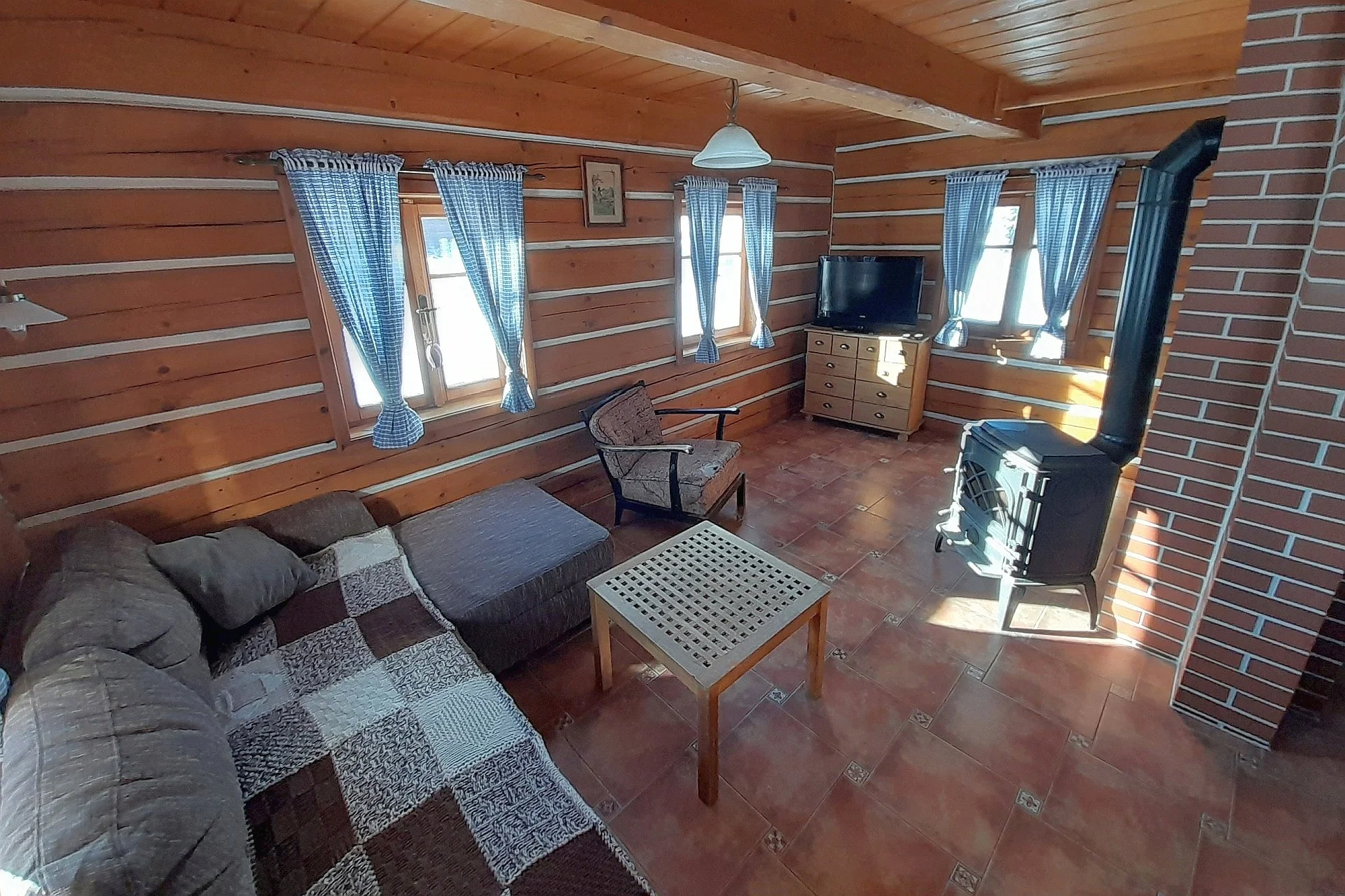 Stylová roubenka u Adršpachu až pro 8 osob: vybavená kuchyňka, kamna a výlety