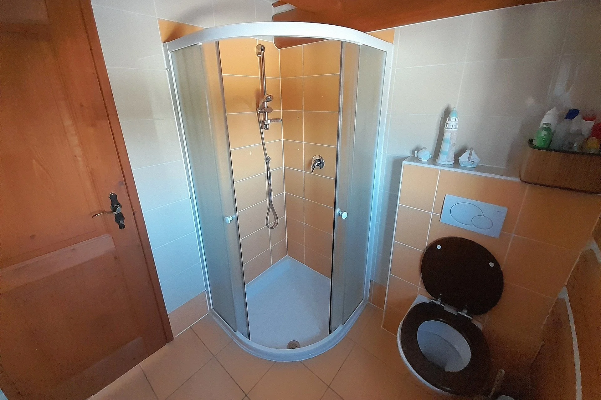Stylová roubenka u Adršpachu až pro 8 osob: vybavená kuchyňka, kamna a výlety