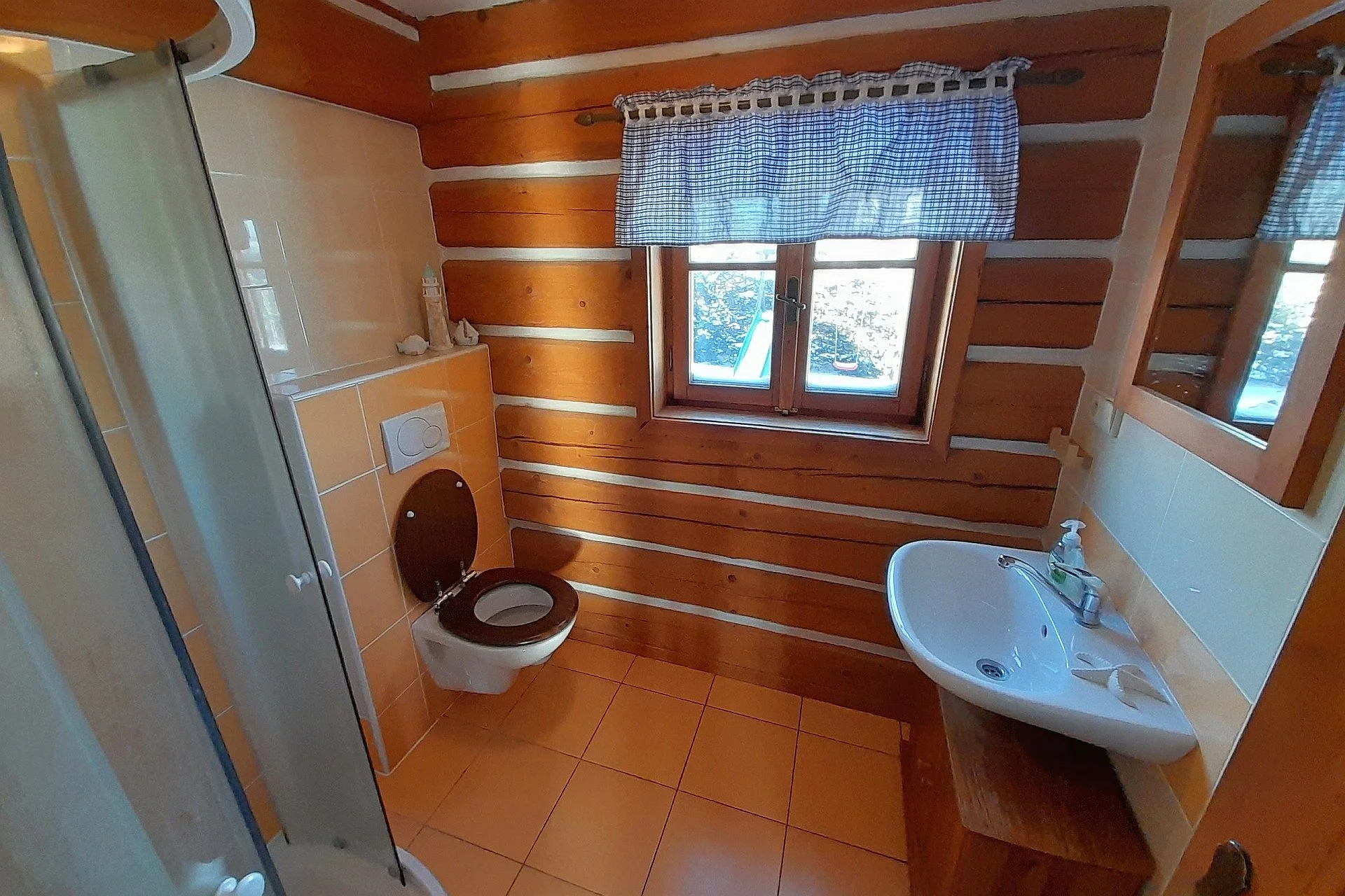 Stylová roubenka u Adršpachu až pro 8 osob: vybavená kuchyňka, kamna a výlety
