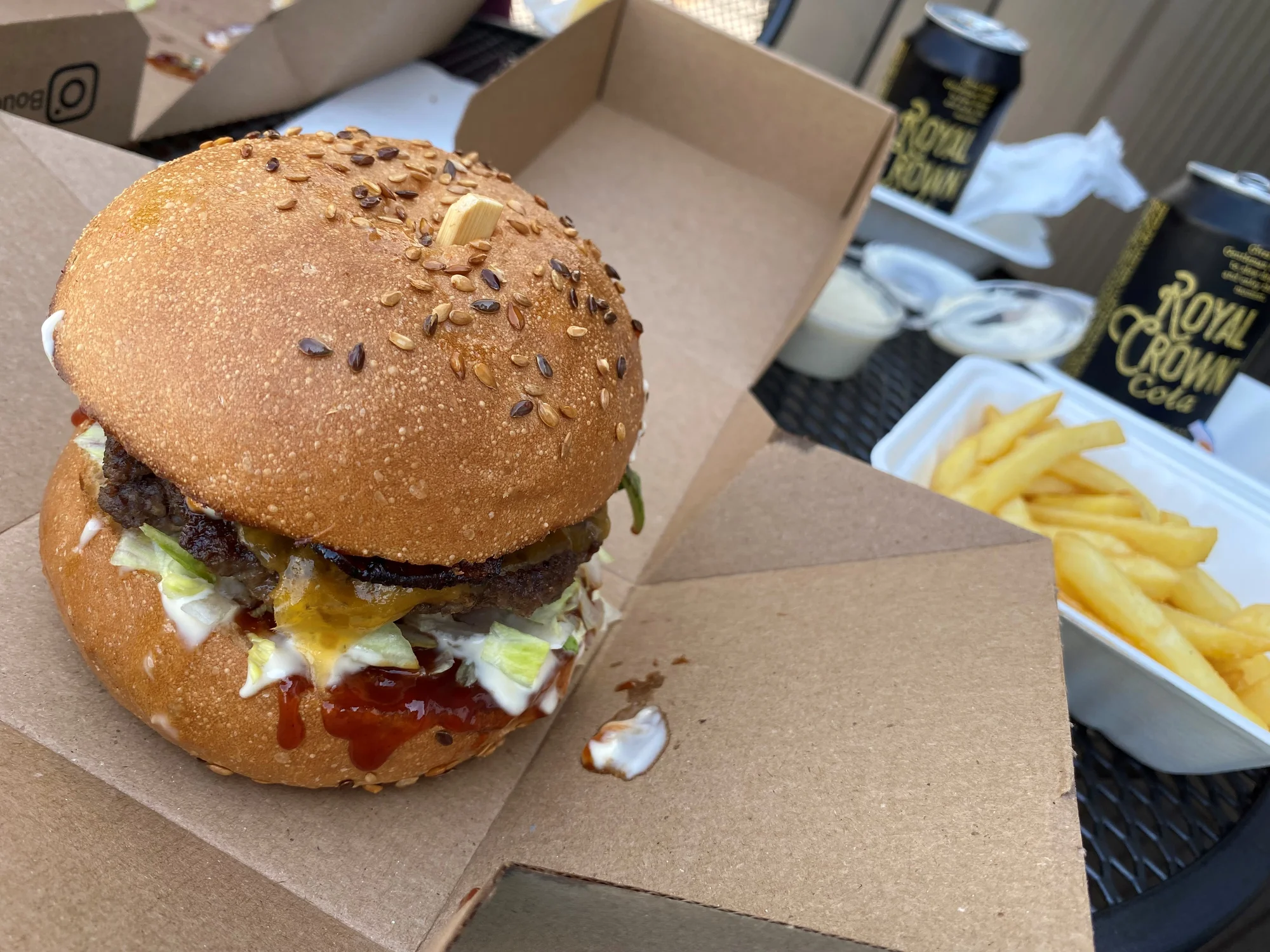 Burger menu: 100% hovězí z českého chovu, americká BBQ omáčka, hranolky i nápoj, 2 pobočky