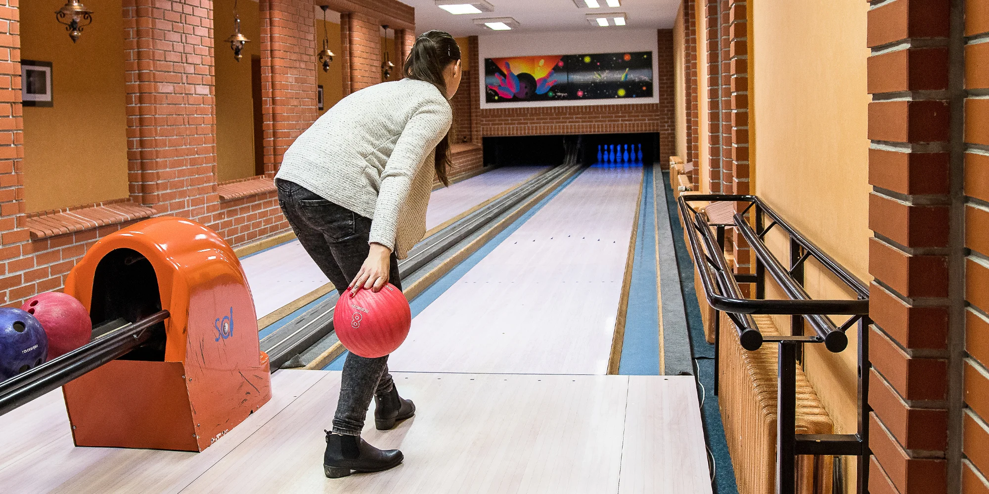 60 minut bowlingu, 2 hodiny v krytém bazéně a sleva na masáž pro 2, 4 nebo 8 osob