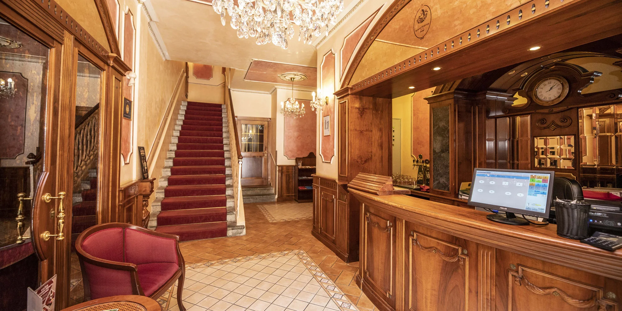 Elegantní hotel na kolonádě ve Varech: snídaně i večeře a vstup do lázní