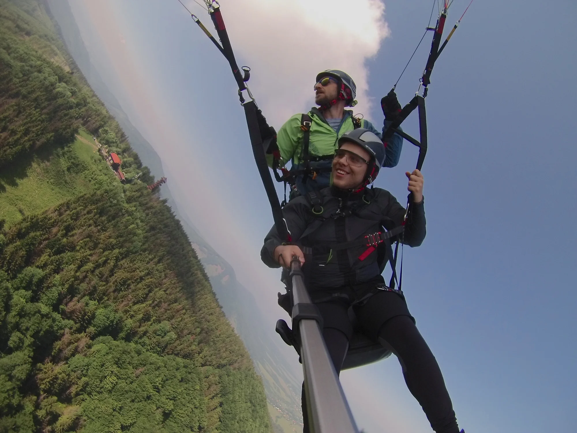 Adrenalin v oblacích: paraglidingový tandemový let se špetkou akrobacie