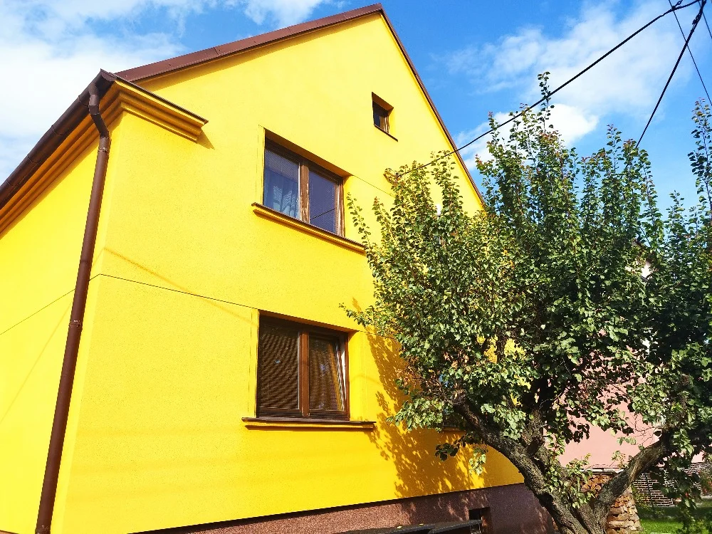 Masáže dle výběru: relaxační, záda a šíje či horké kameny, ošetření pulzní pistolí a Collárium