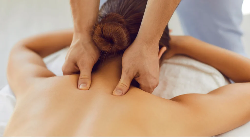 Masáže dle výběru: relaxační, záda a šíje či horké kameny, ošetření pulzní pistolí a Collárium