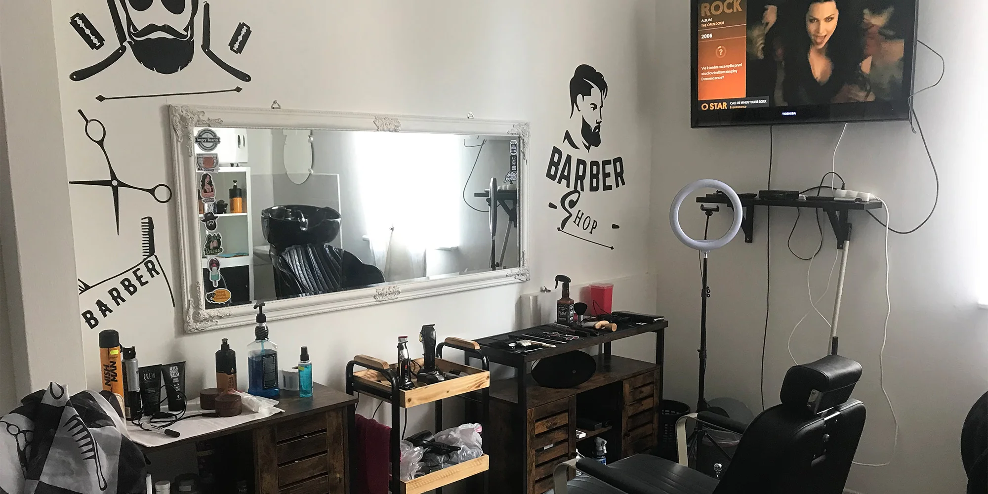 Balíček péče v barber shopu i permanentka: střih vlasů, úprava obočí i vousů