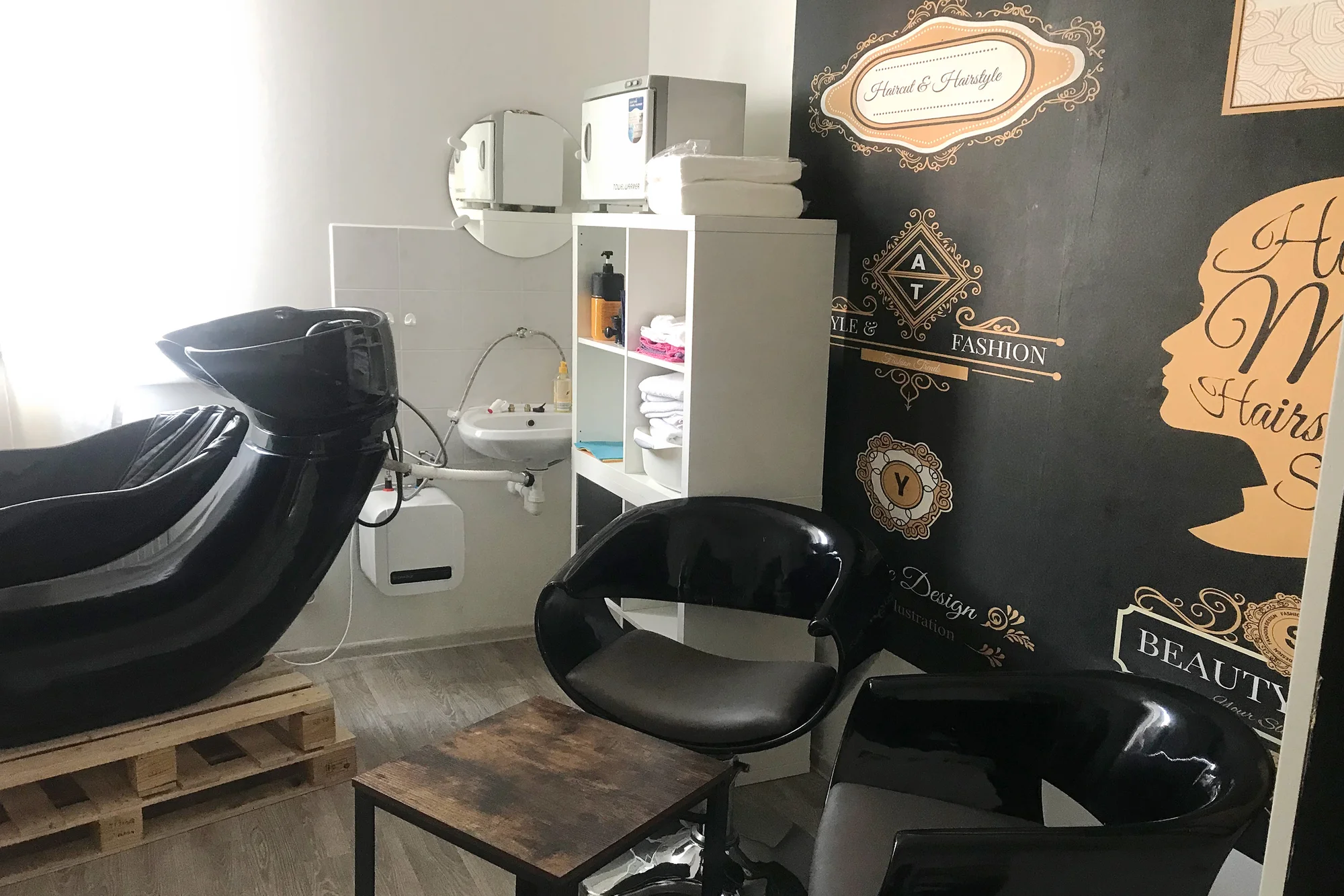 Balíček péče v barber shopu i permanentka: střih vlasů, úprava obočí i vousů